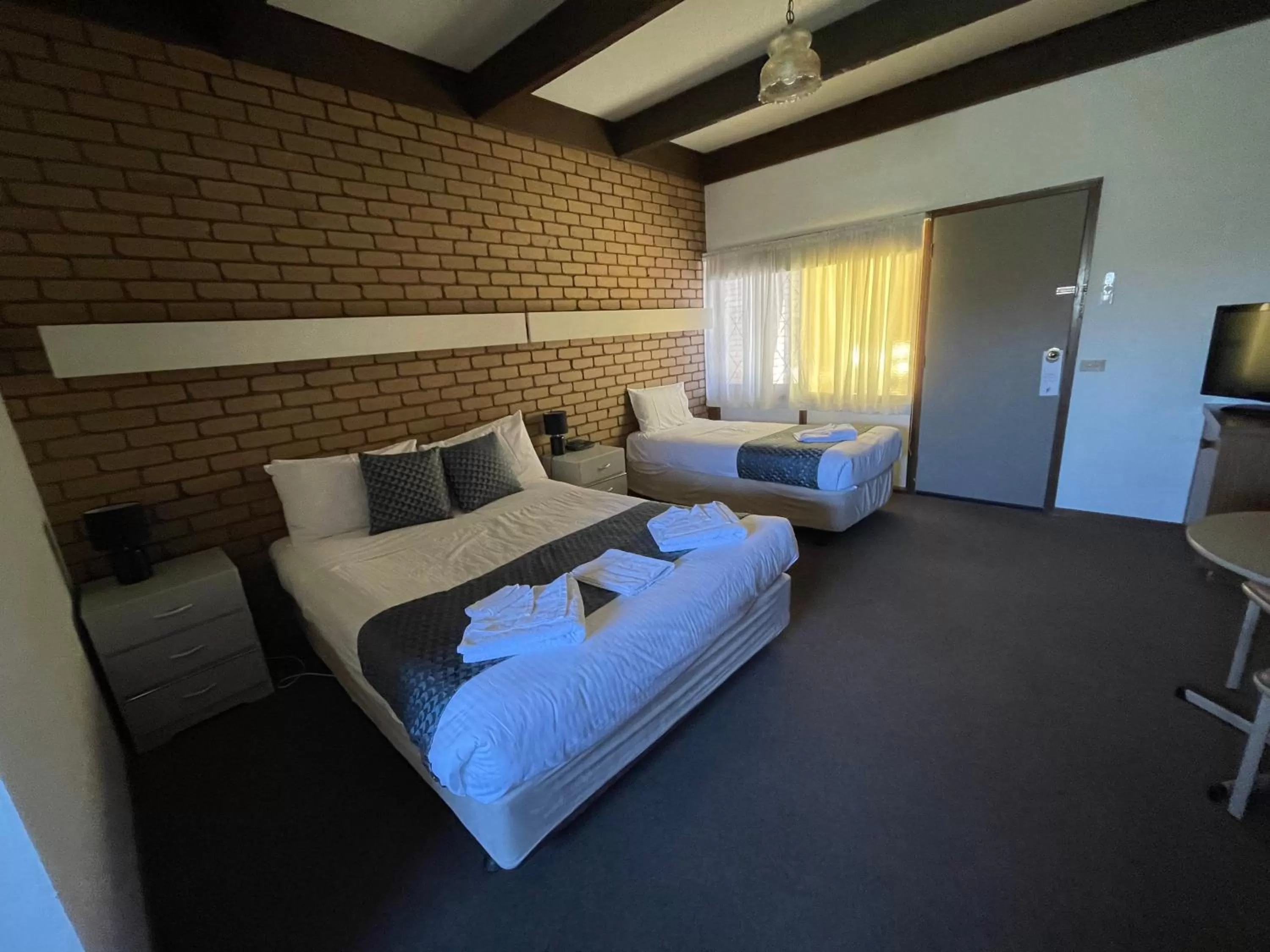 Bed in SHEPPARTON MOTOR INN Tudor House Motel