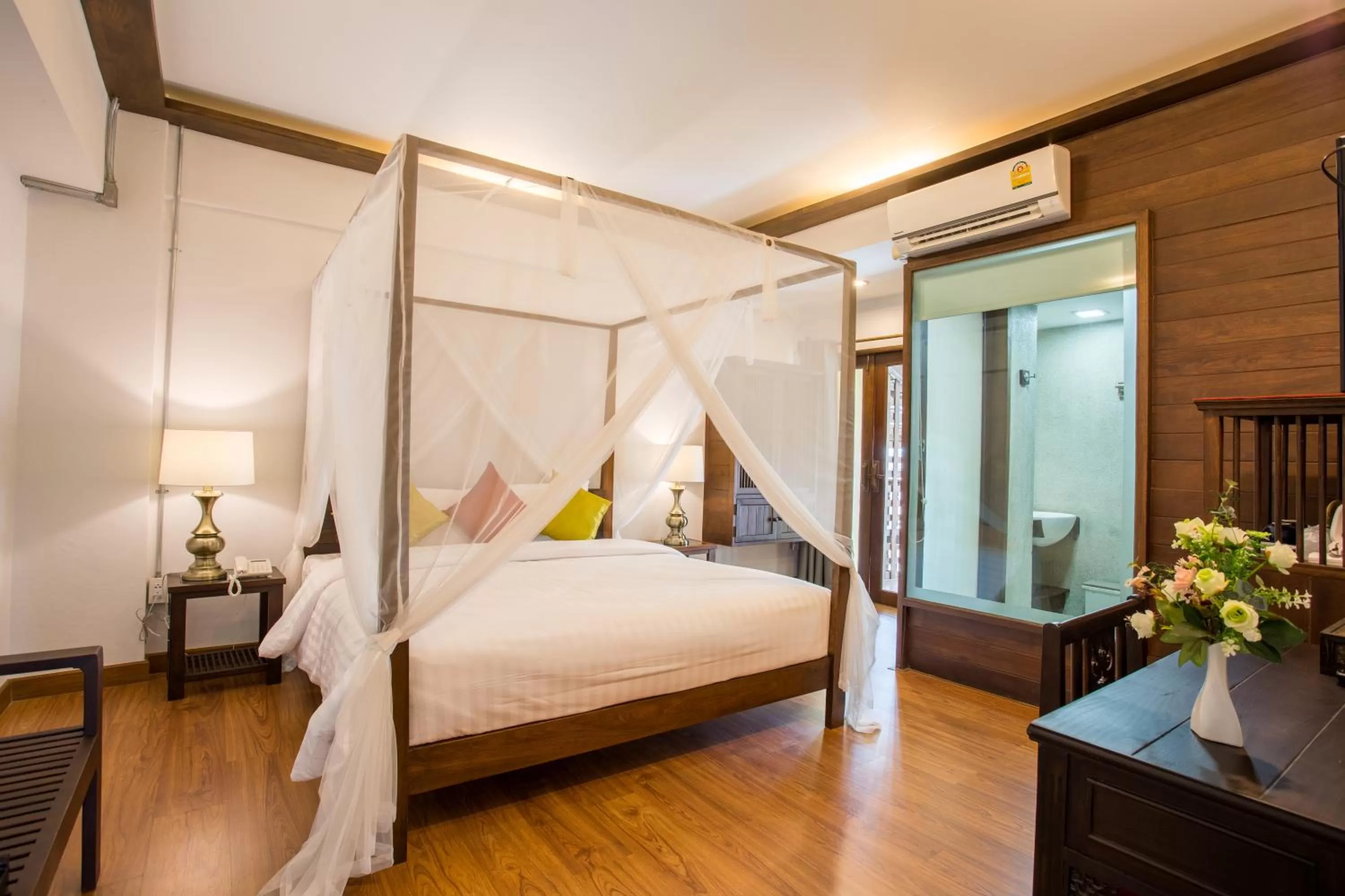 Photo of the whole room, Bed in Night Bazaar Inn