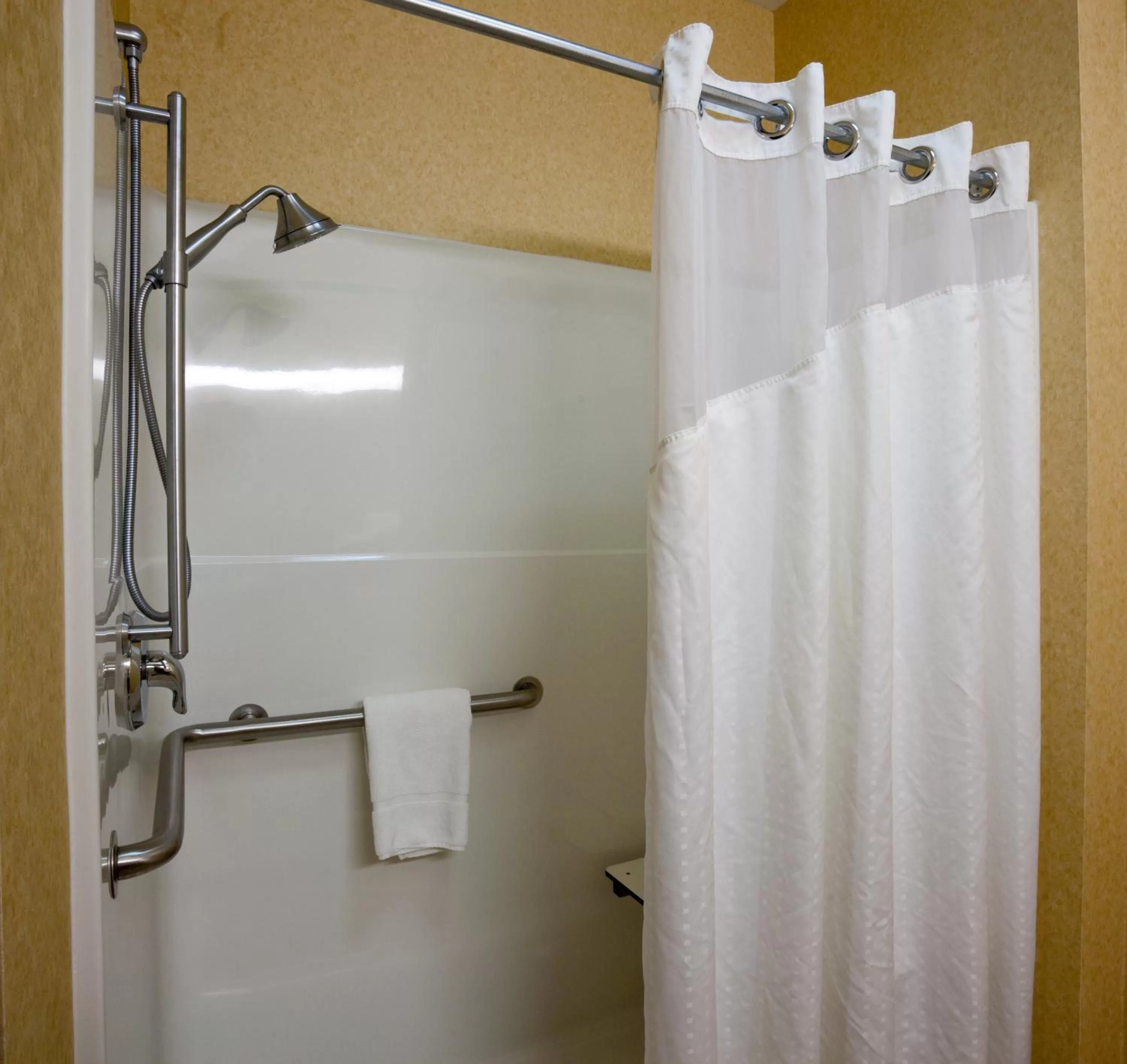 Bathroom in Holiday Inn Express Hotel & Suites Sioux Falls-Brandon by IHG