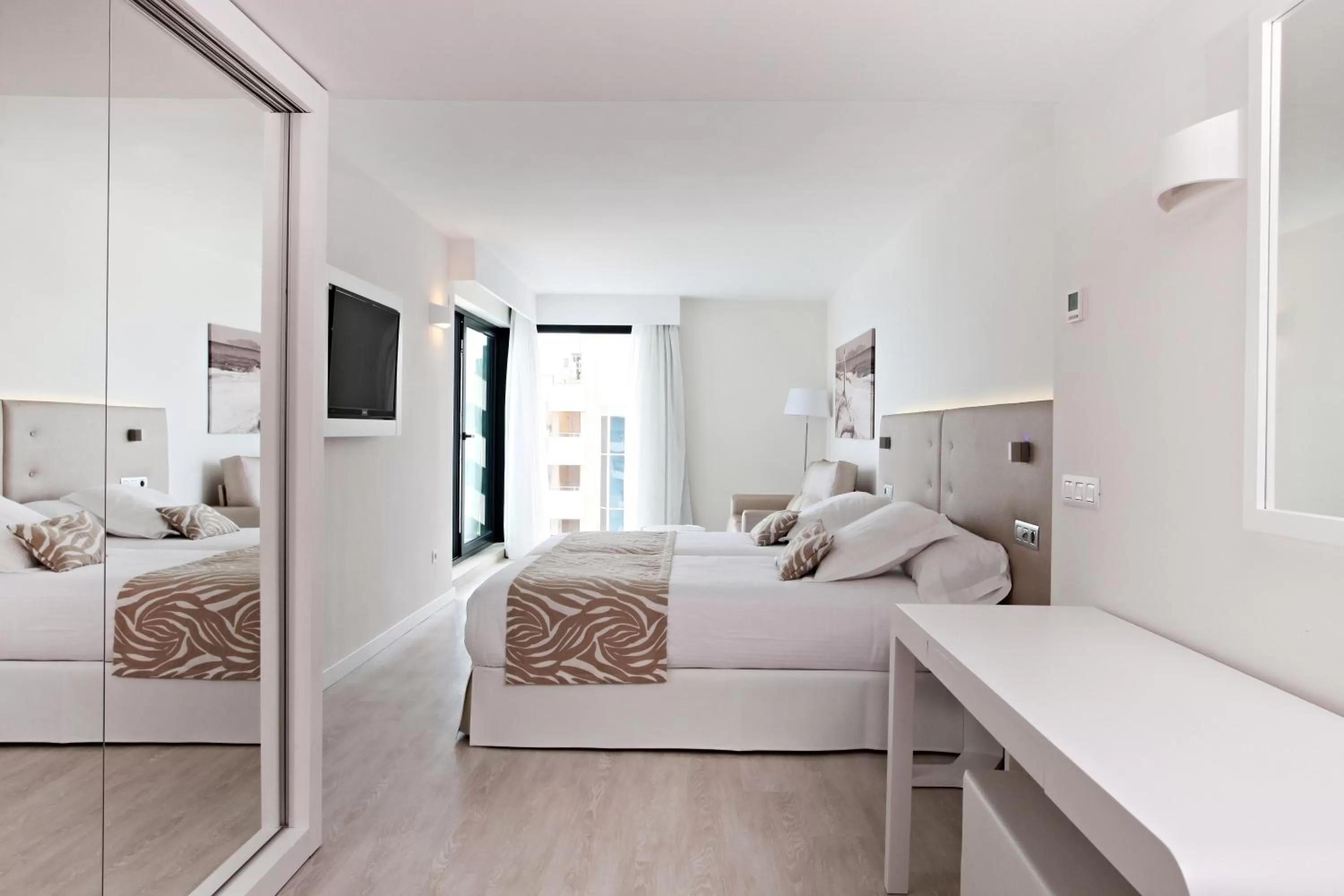 Bedroom, Bed in Iberostar Waves Cala Millor - Adults Only