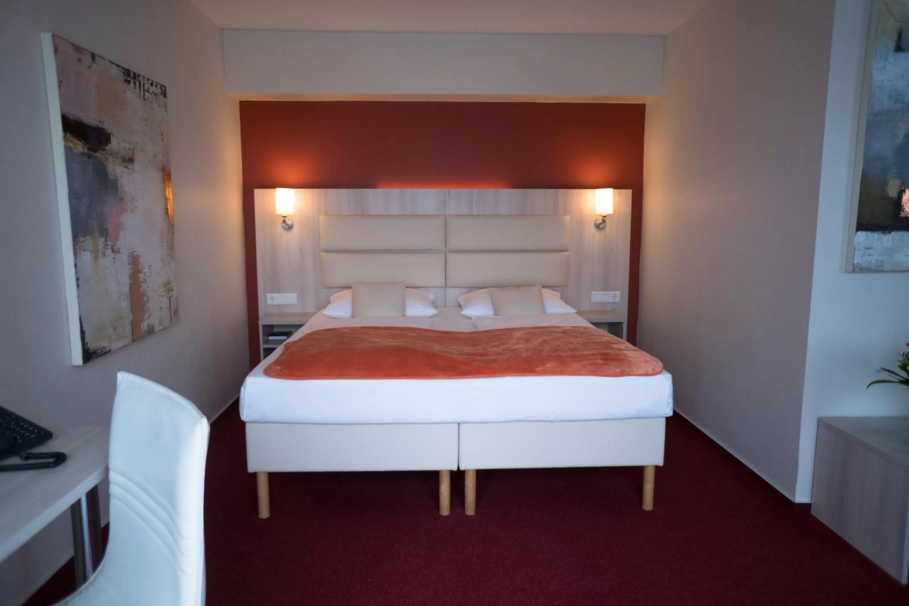Photo of the whole room, Bed in Hotel Rödelheimer Hof - Am Wasserturm