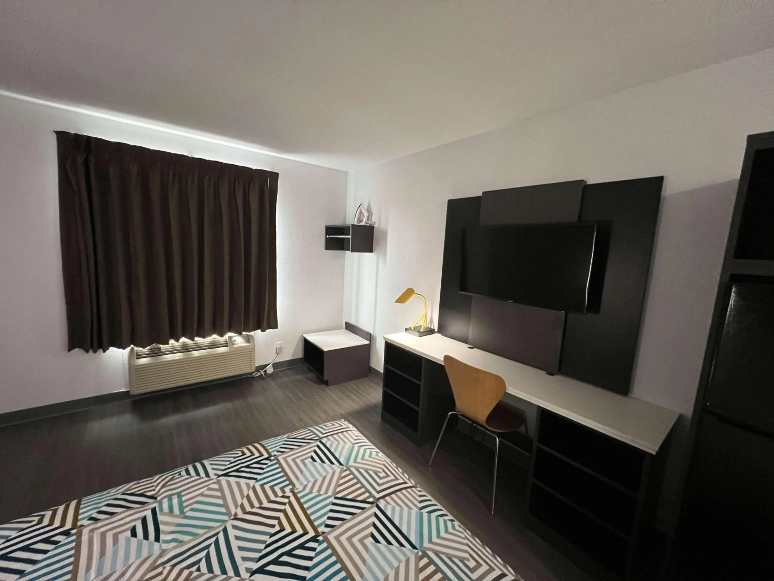 Photo of the whole room, Bed in Motel 6-Altoona, IA - Des Moines East