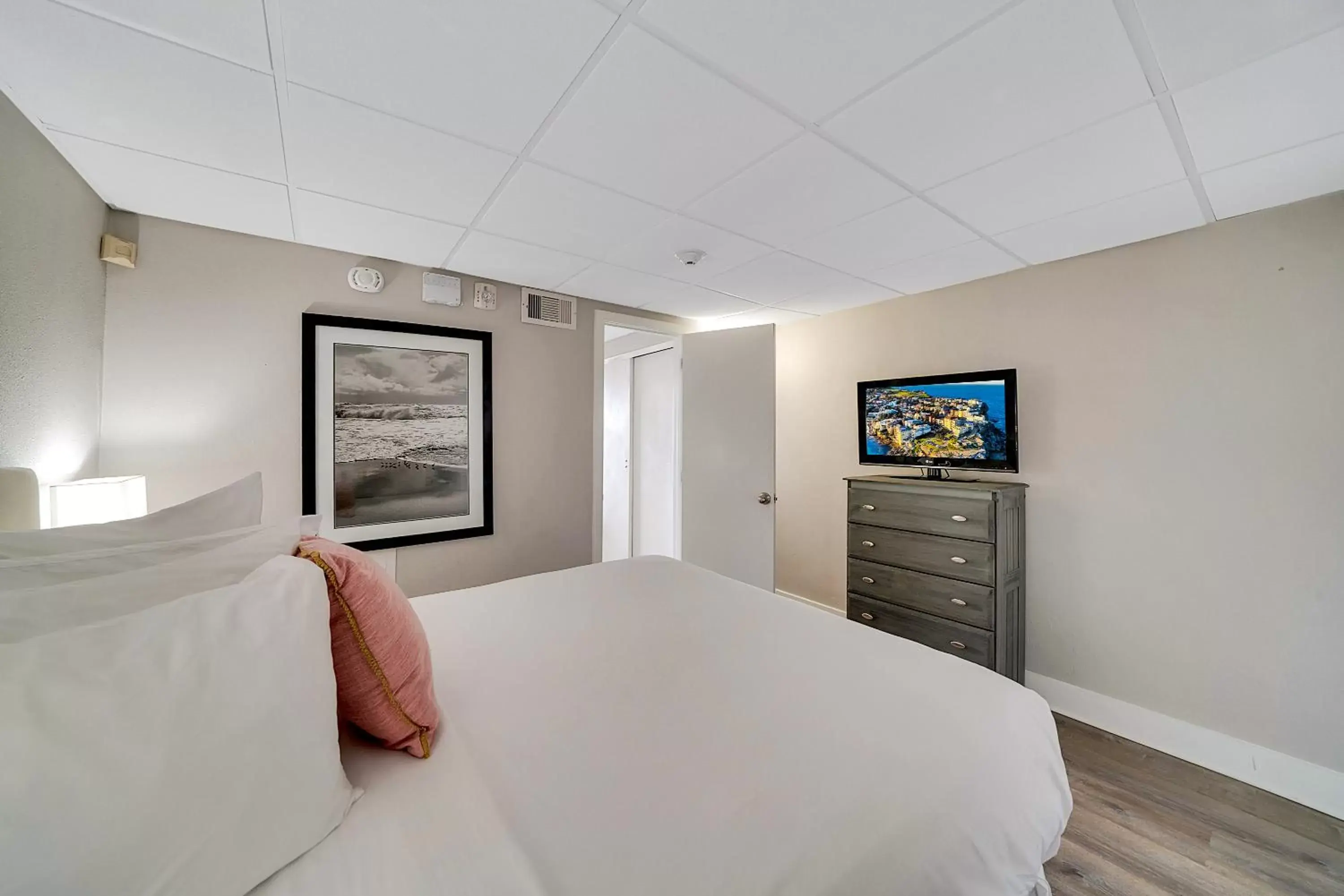 Queen Suite with Kitchenette and Private Patio in Montreal Beach Resort Queen Suite with Kitchenette and Private Patio in Montreal Beach Resort