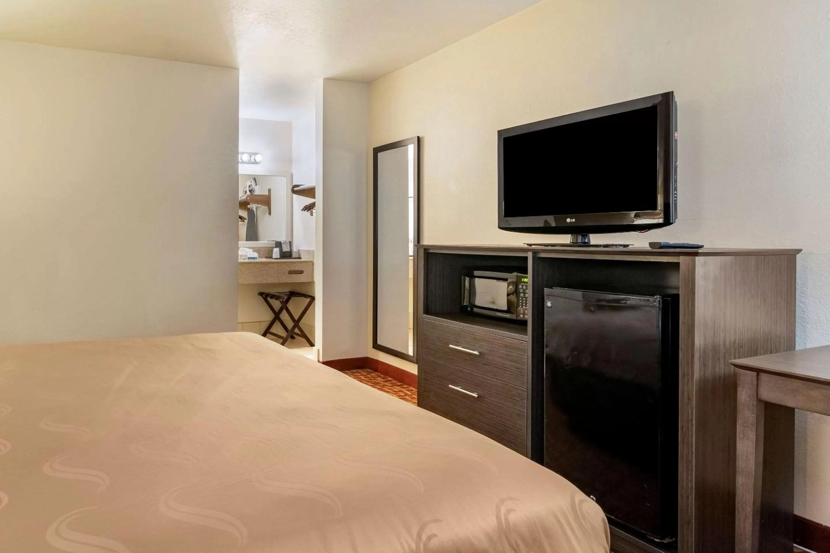 Bedroom in Quality Inn At Town Center