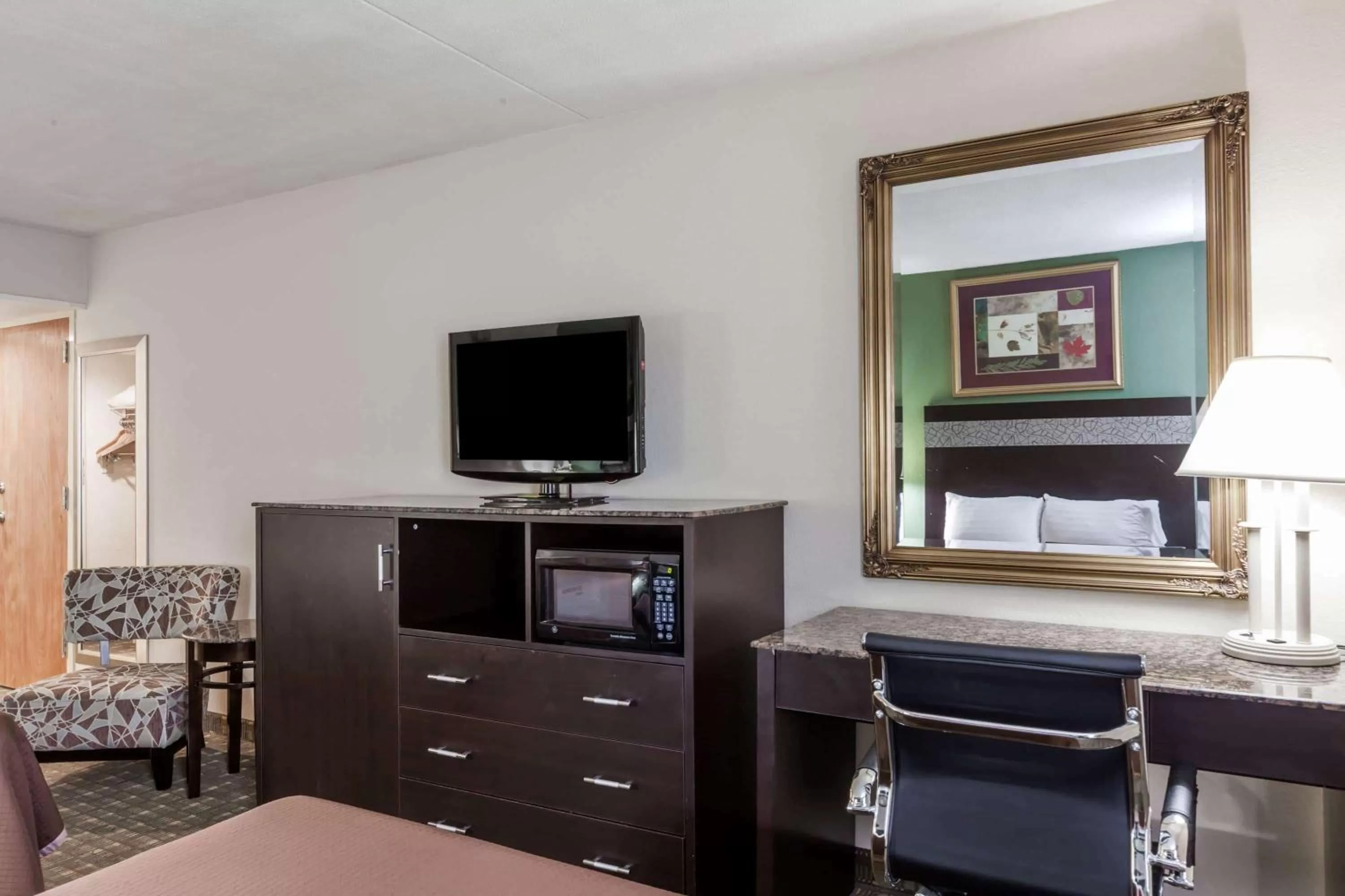 Photo of the whole room, Bed in Howard Johnson by Wyndham Newark Airport