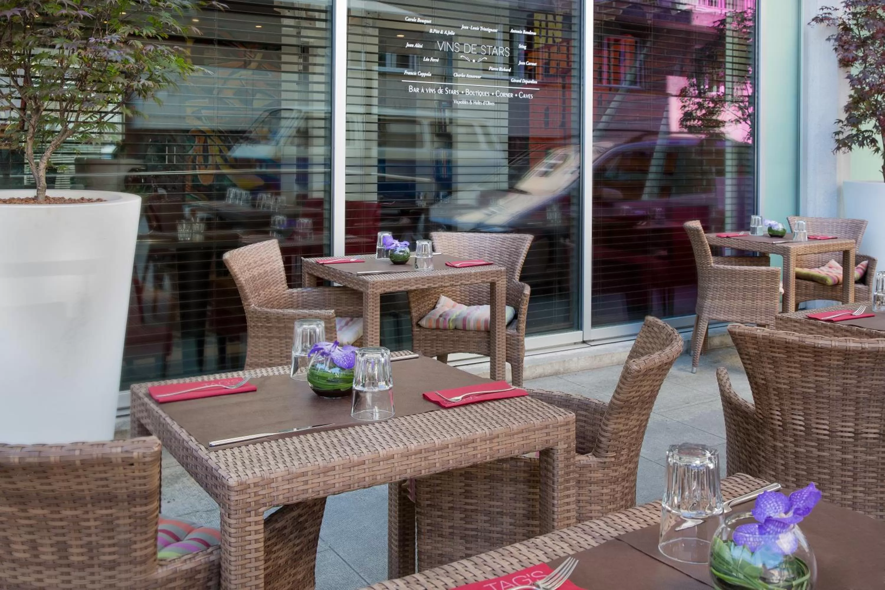 Restaurant/places to eat in N’vY Manotel