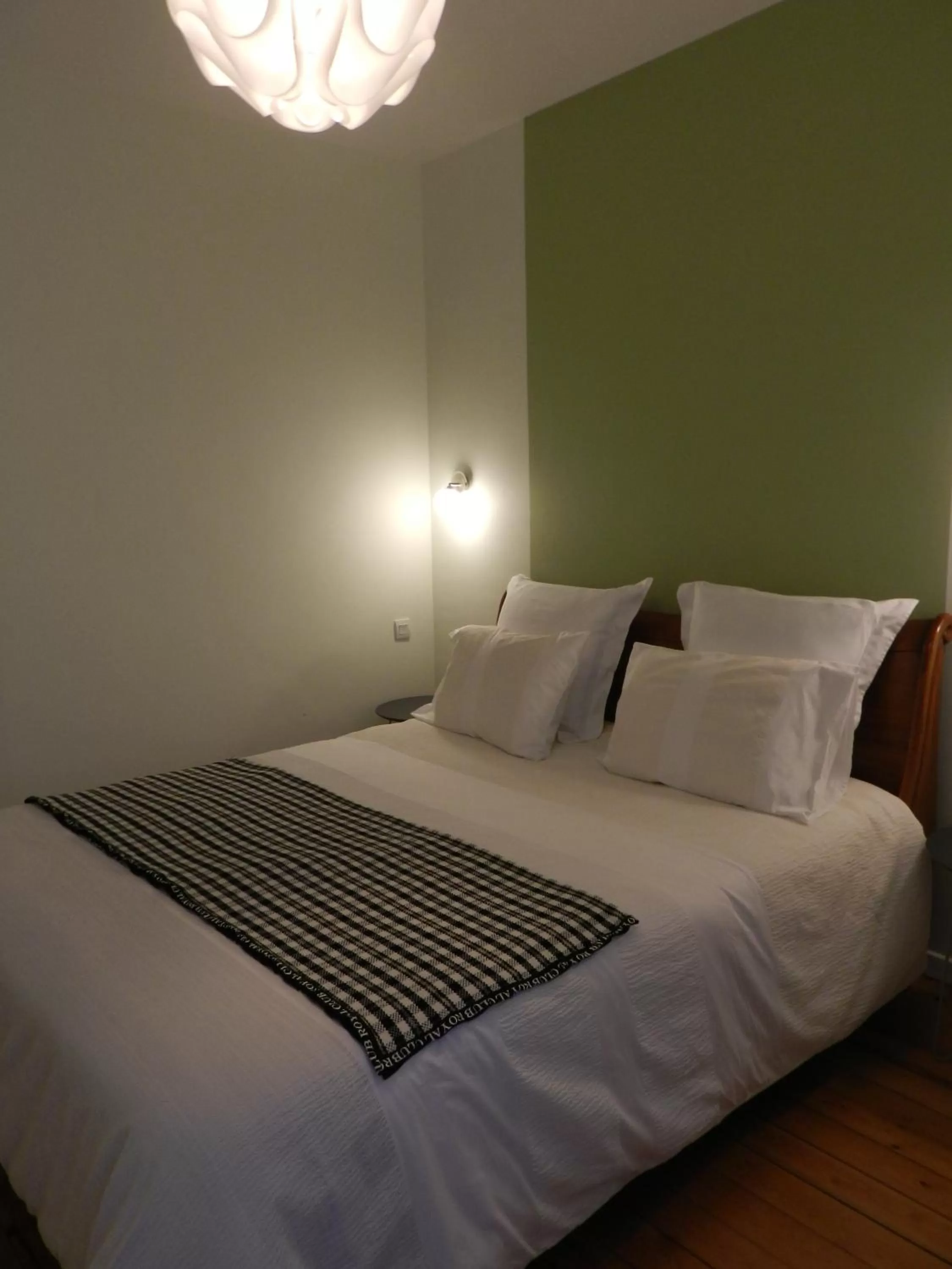 Shower, Bed in A la Fleur de Lys