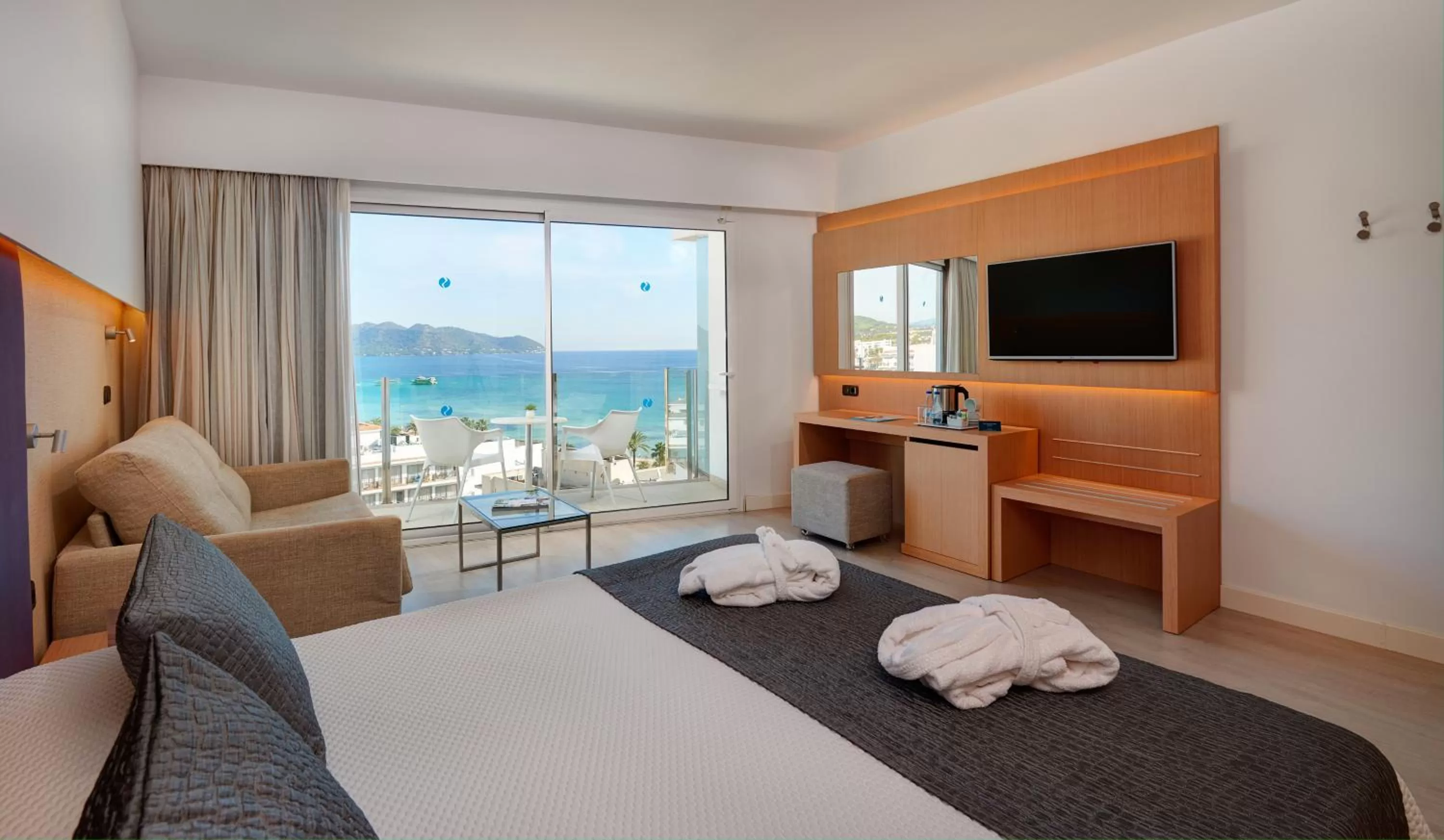Photo of the whole room, Bed in CM Playa del Moro