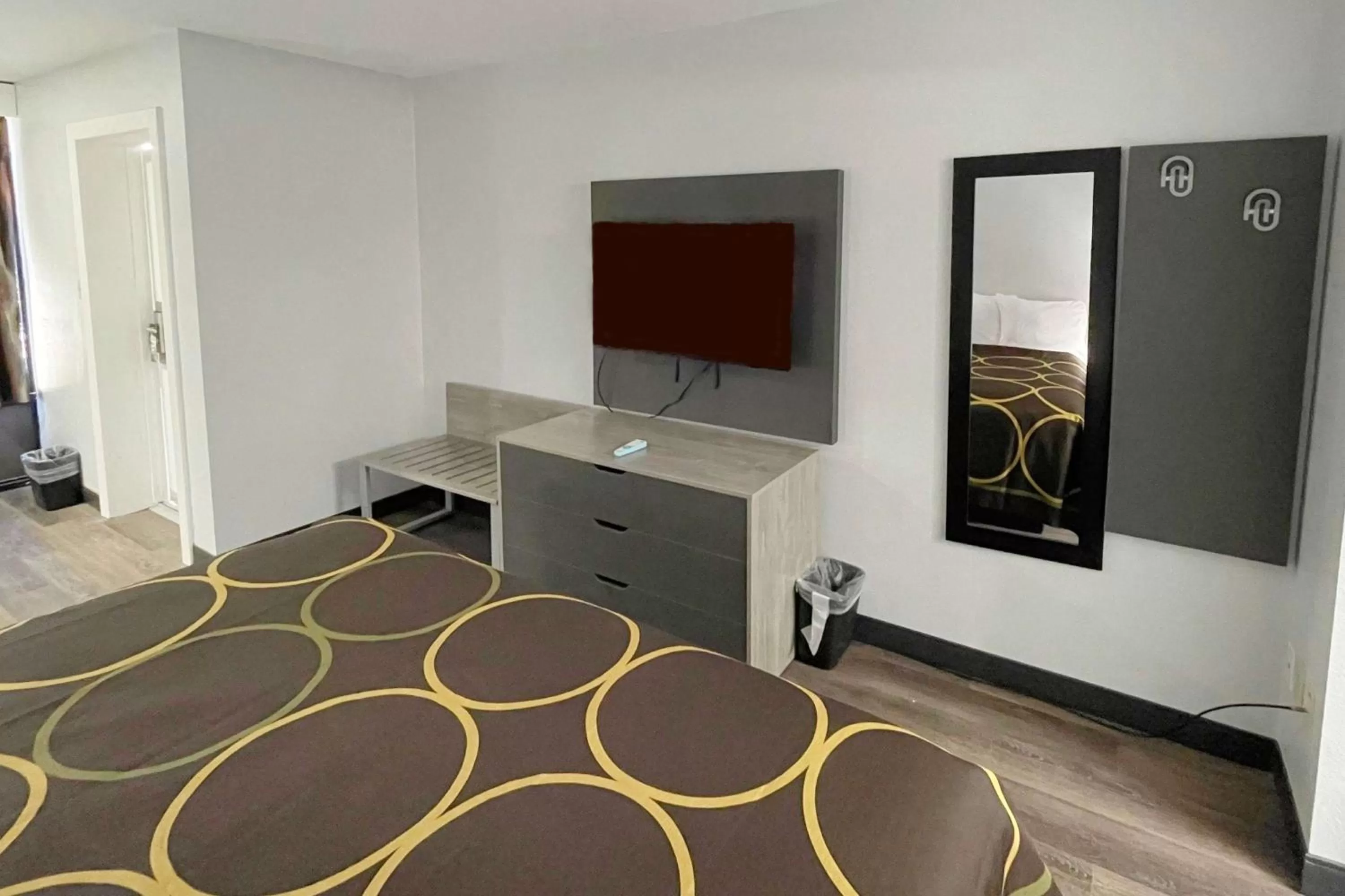 Photo of the whole room, Bed in Super 8 by Wyndham Pigeon Forge Downtown