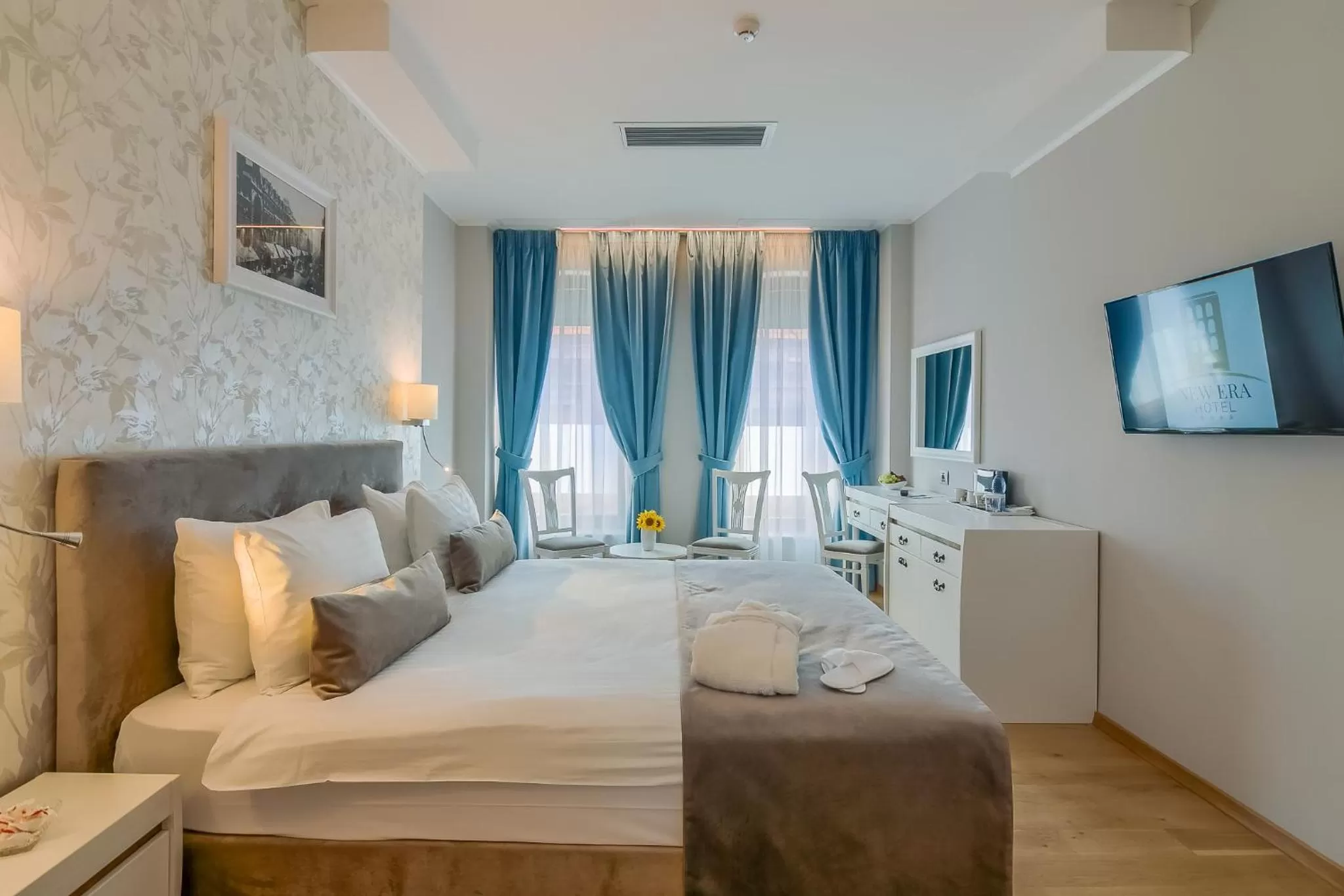 Bed in New Era Hotel Old Town Party Zone Bucharest- parking with fee nearby - NOT at the hotel !