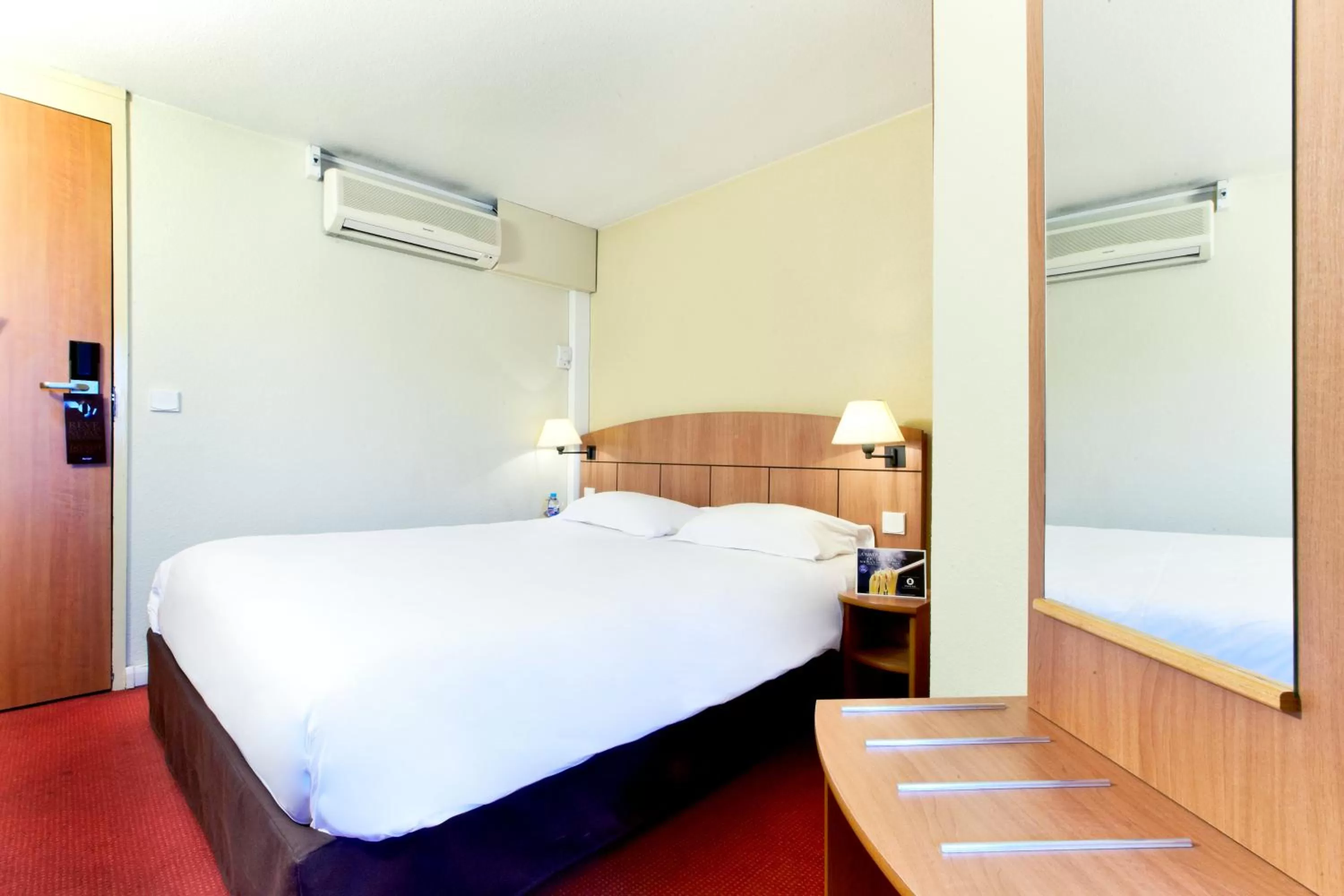 Bed in Kyriad Genève St-Genis-Pouilly