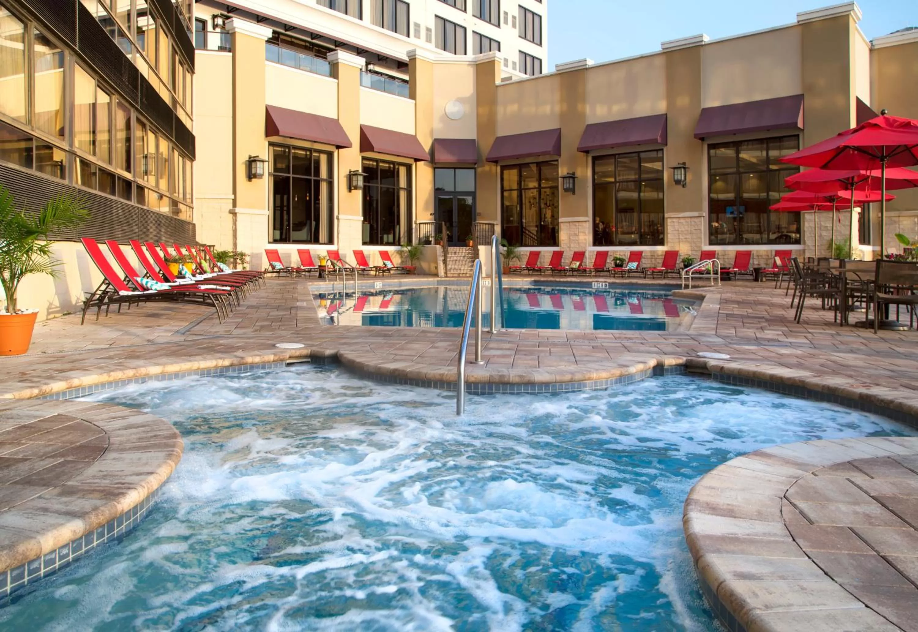 Hot Tub, Swimming Pool in Ramada Suites By Wyndham Orlando International Drive