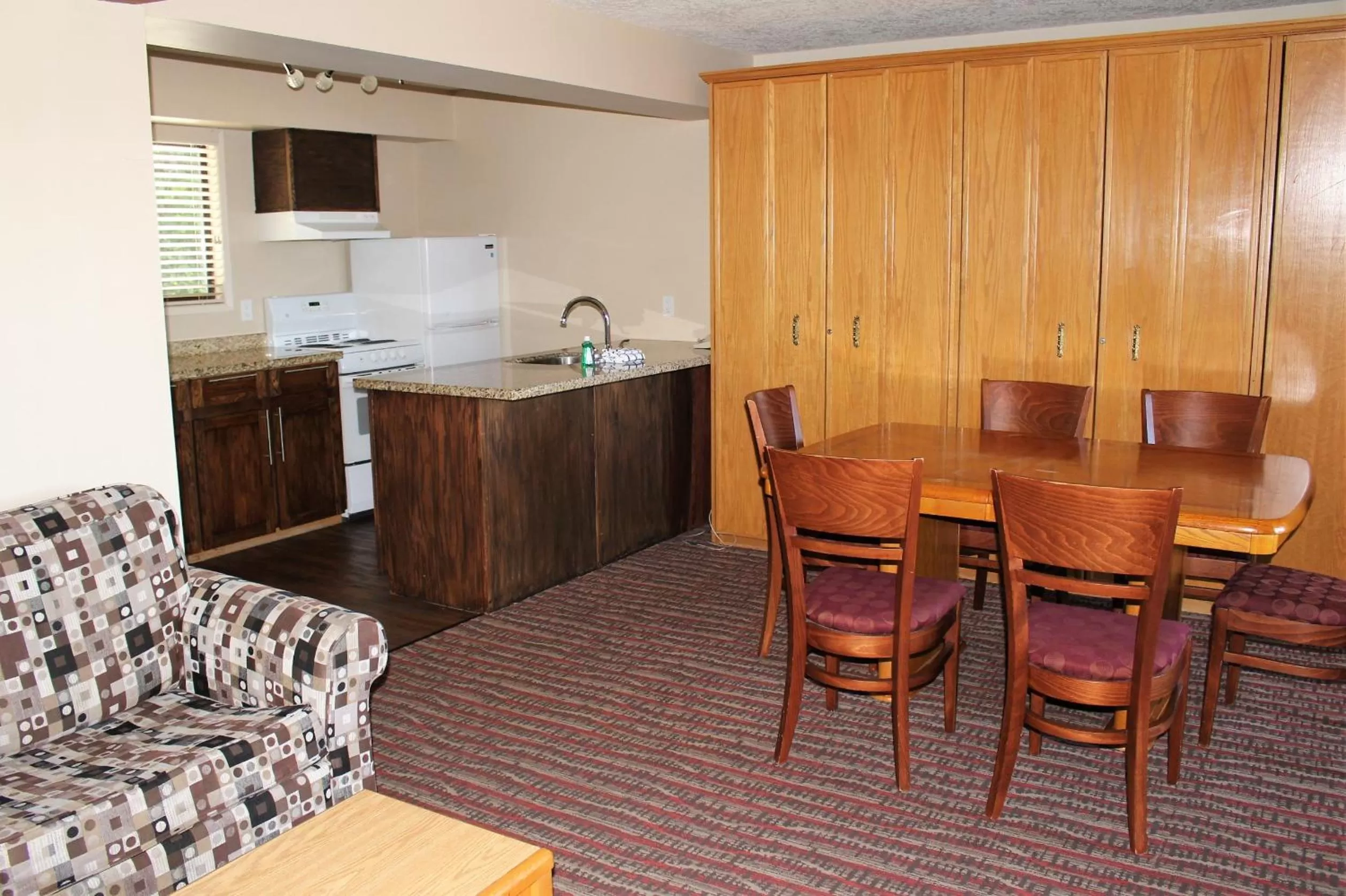 Kitchen or kitchenette in Ramada by Wyndham Campbell River