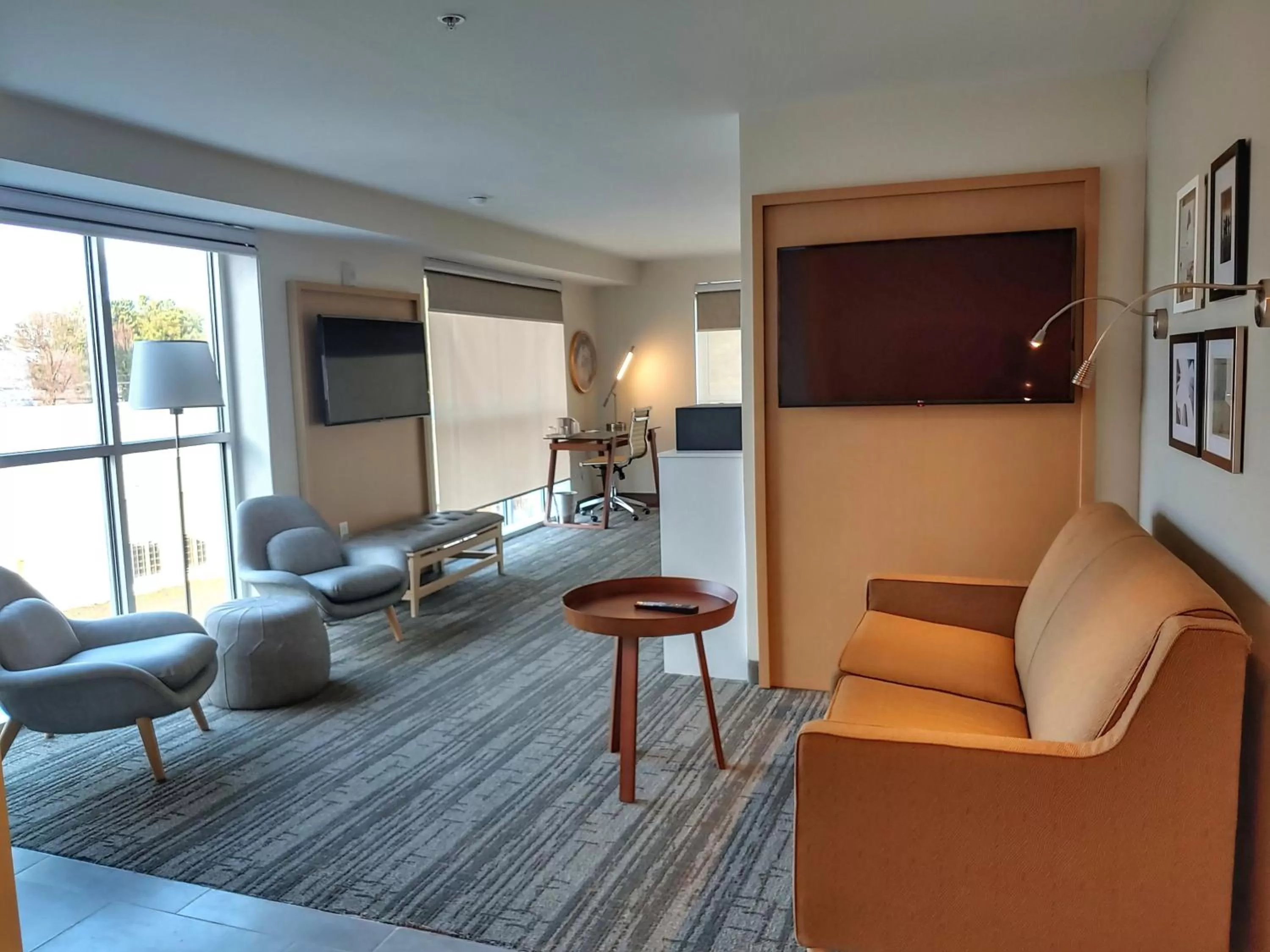 Seating area in Radisson Hotel Atlanta Airport