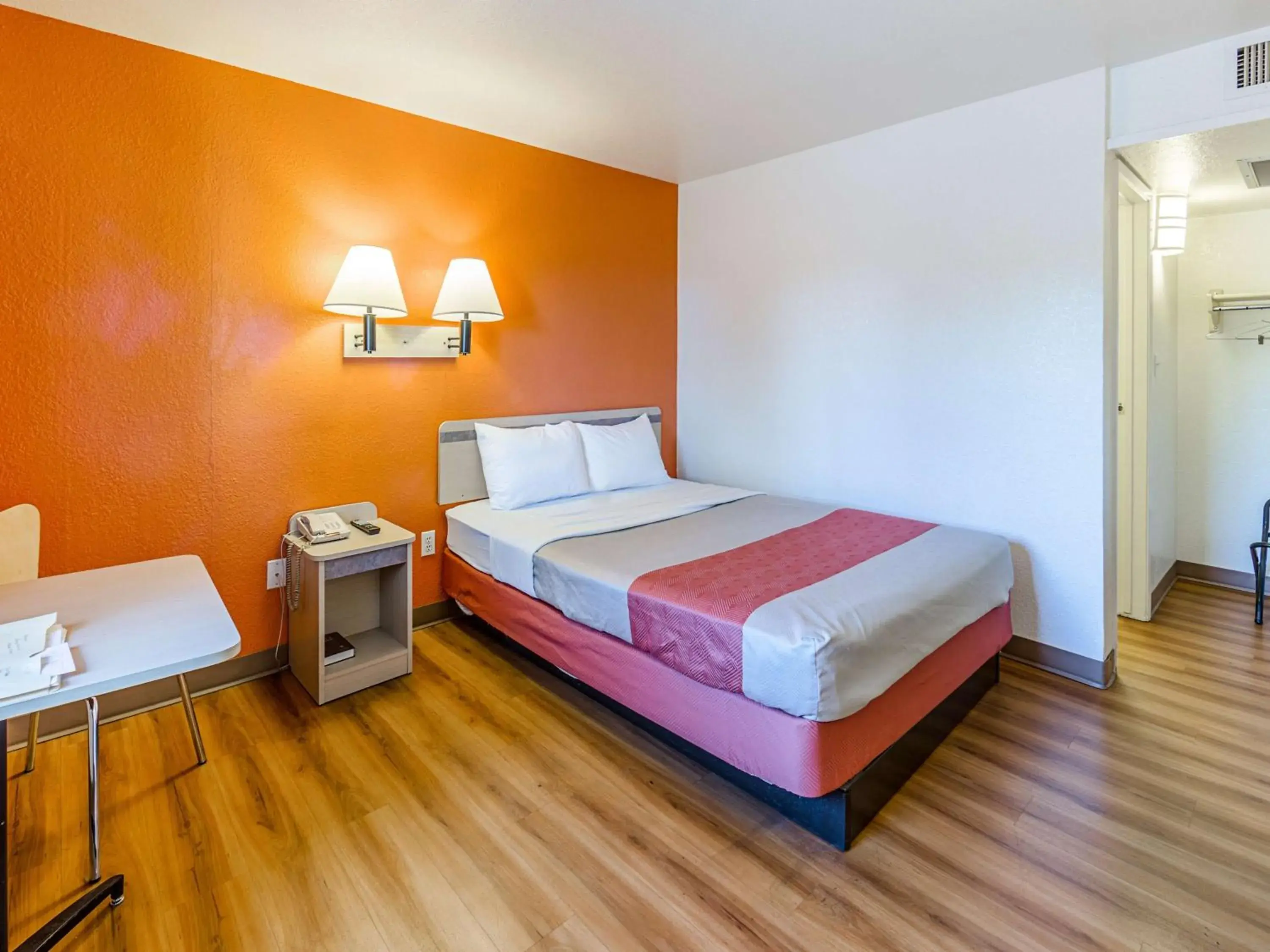 Queen Room - single occupancy - Non-Smoking in Motel 6-Yreka, CA Queen Room - single occupancy - Non-Smoking in Motel 6-Yreka, CA