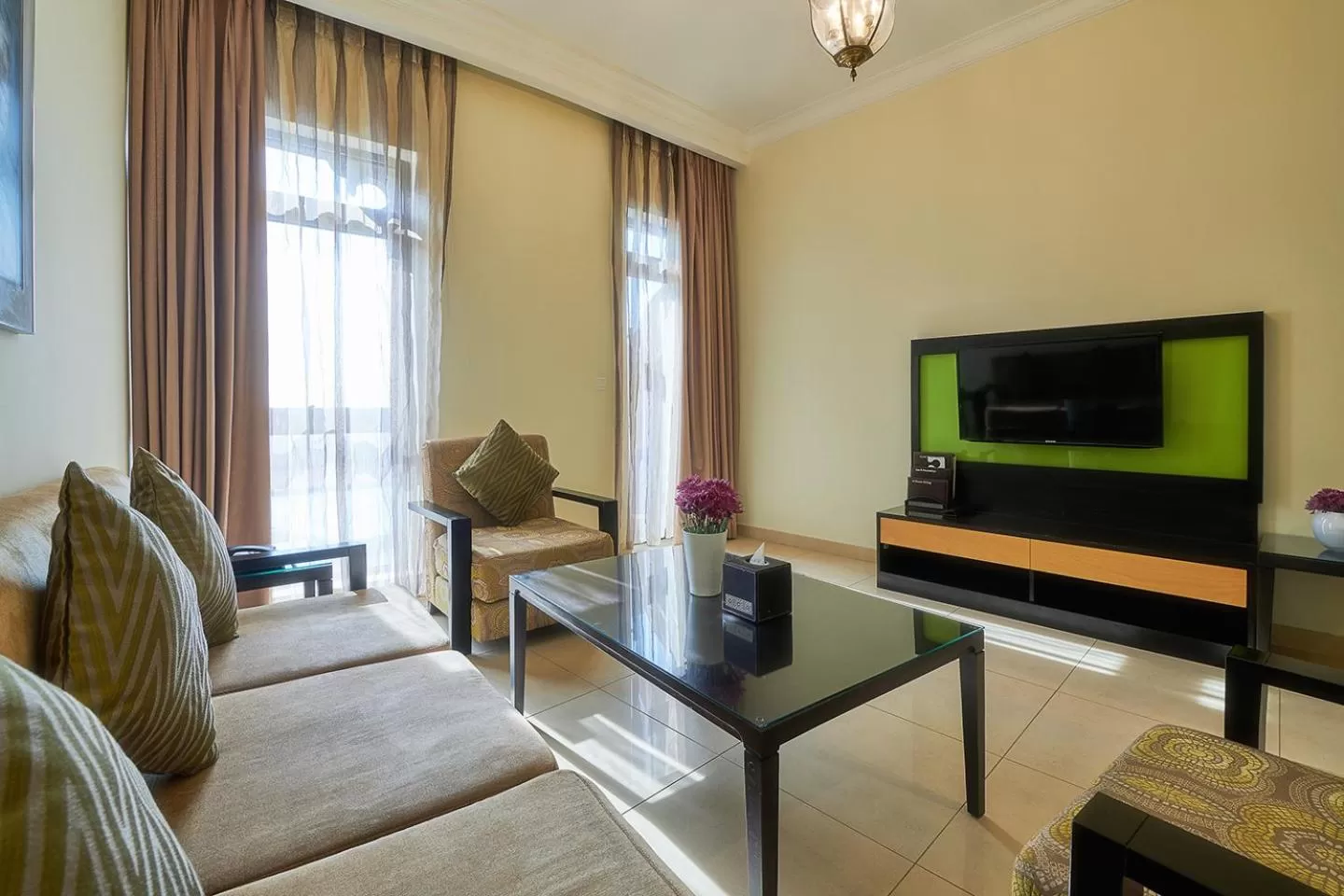 Communal lounge/ TV room in Bahi Ajman Palace Hotel