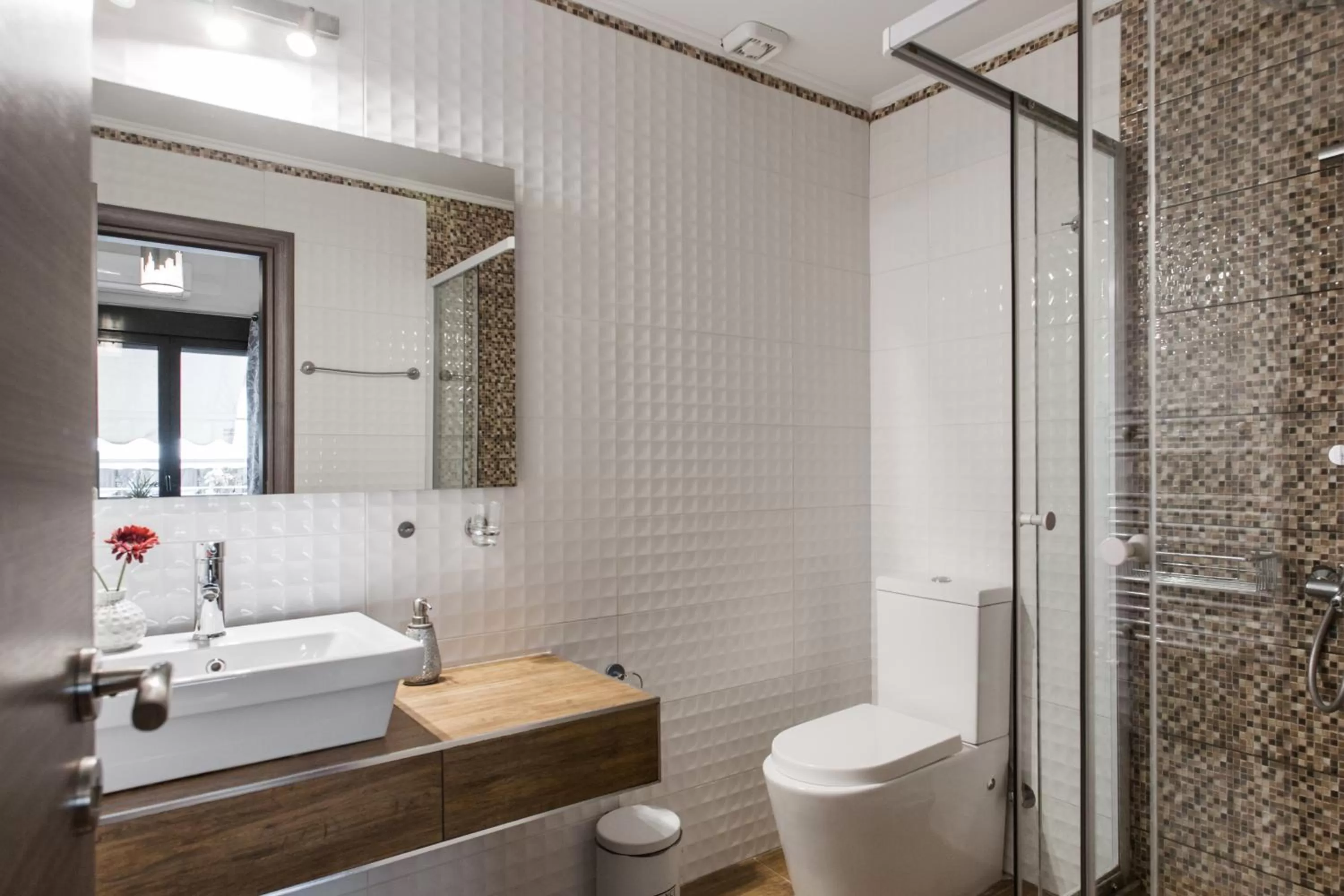 Bathroom in Nicholas Point Apartments and Rooms