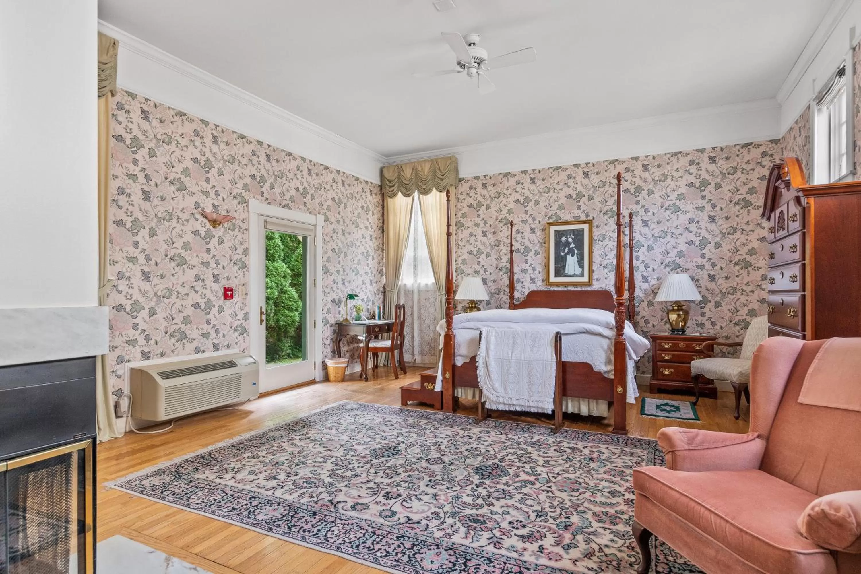 Photo of the whole room, Bed in South Shire