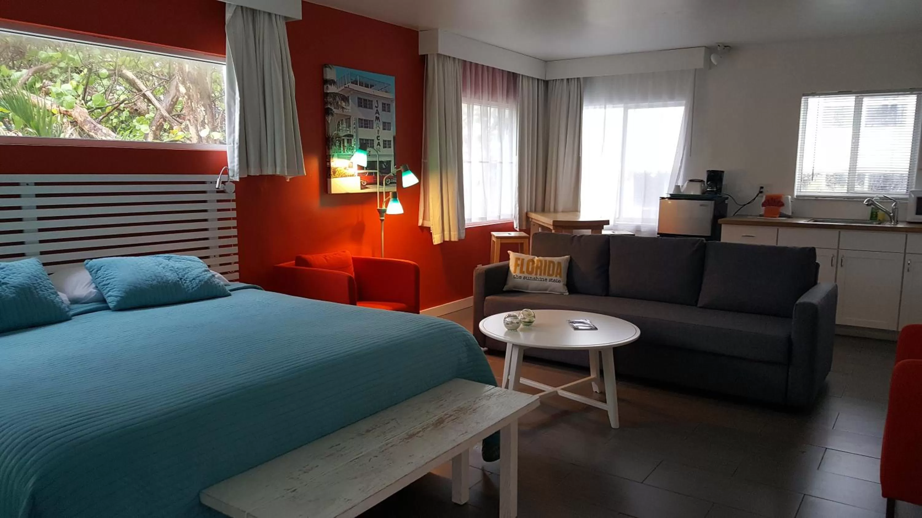 Photo of the whole room, Bed in Snooze