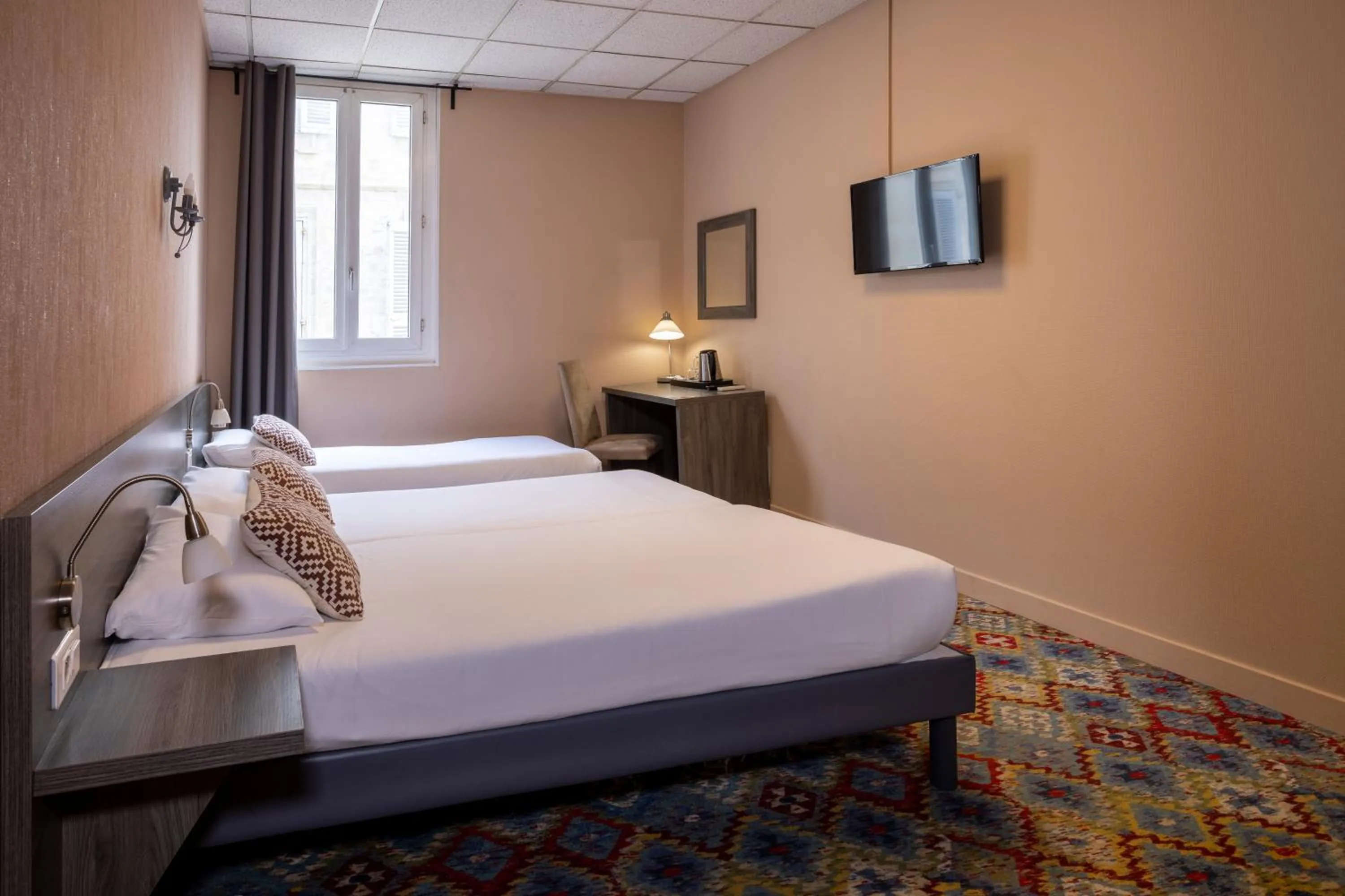 Bed in The Originals Boutique, Hôtel Danieli, Avignon