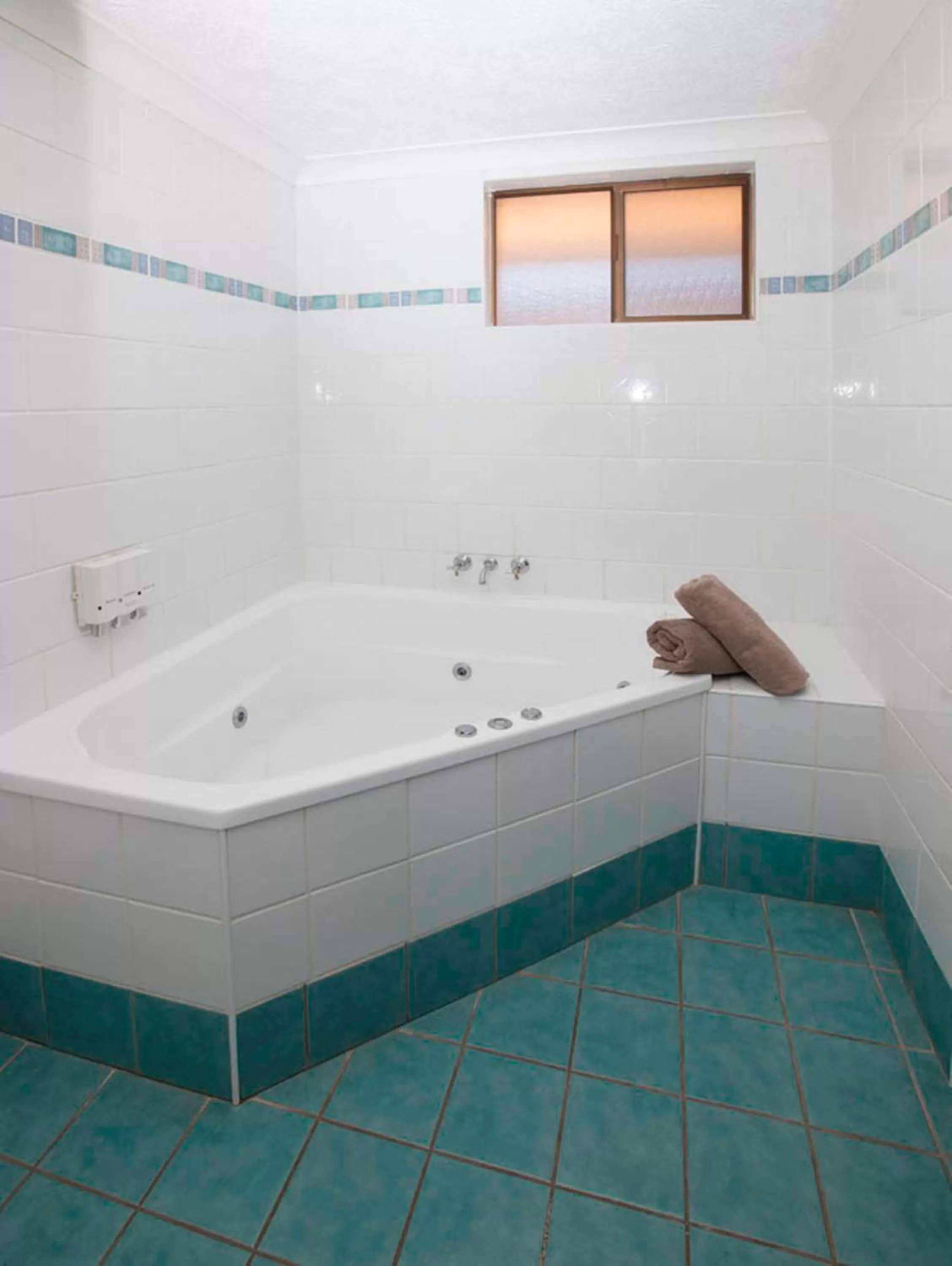 Bathroom in James Street Motor Inn