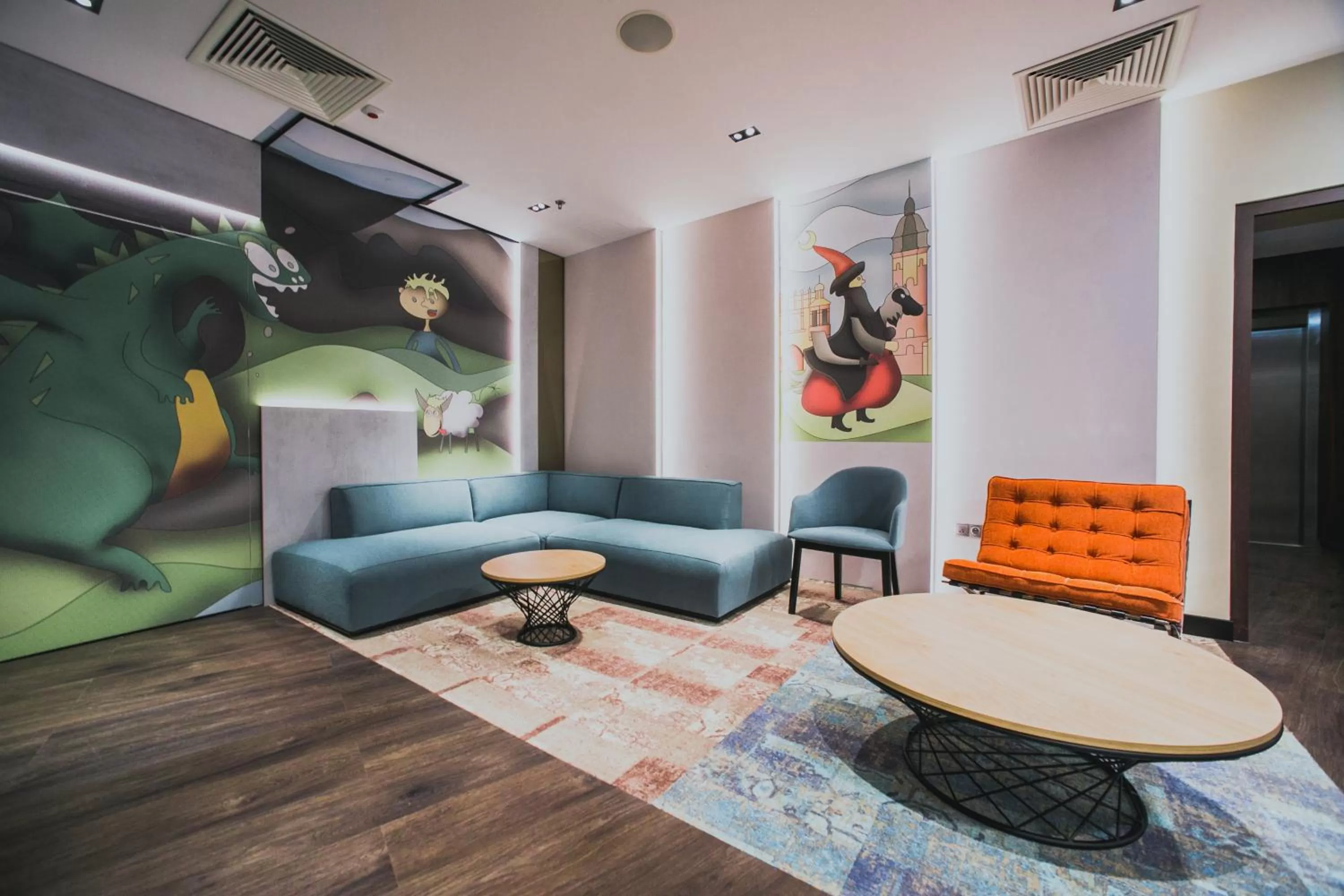 Communal lounge/ TV room in Holiday Inn Krakow City Centre by IHG