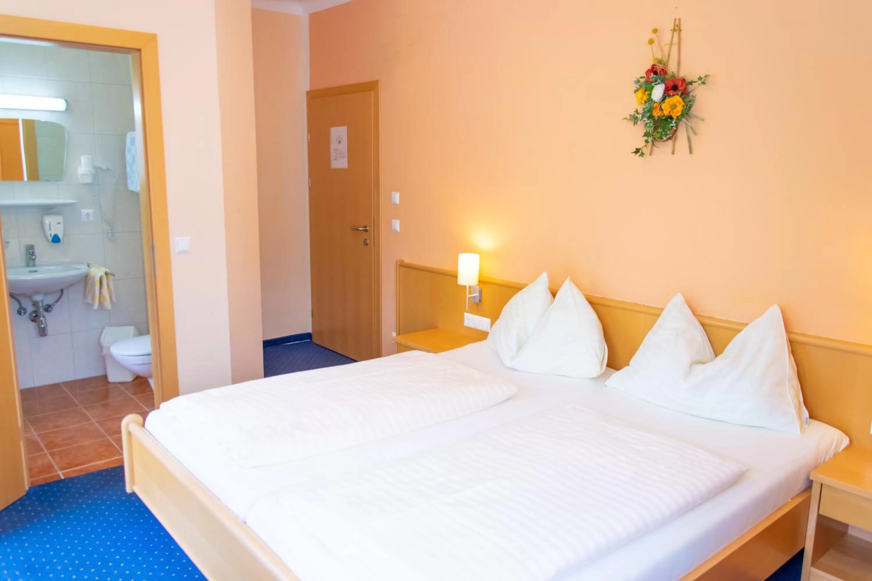 Bedroom, Bed in Strandhotel Burgstaller