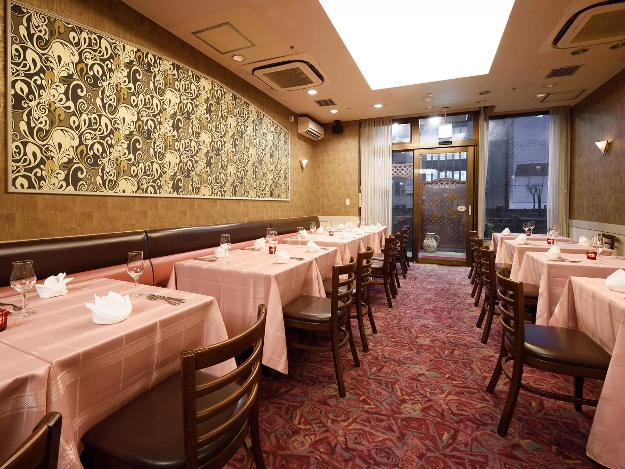 Restaurant/places to eat in Belmont Hotel