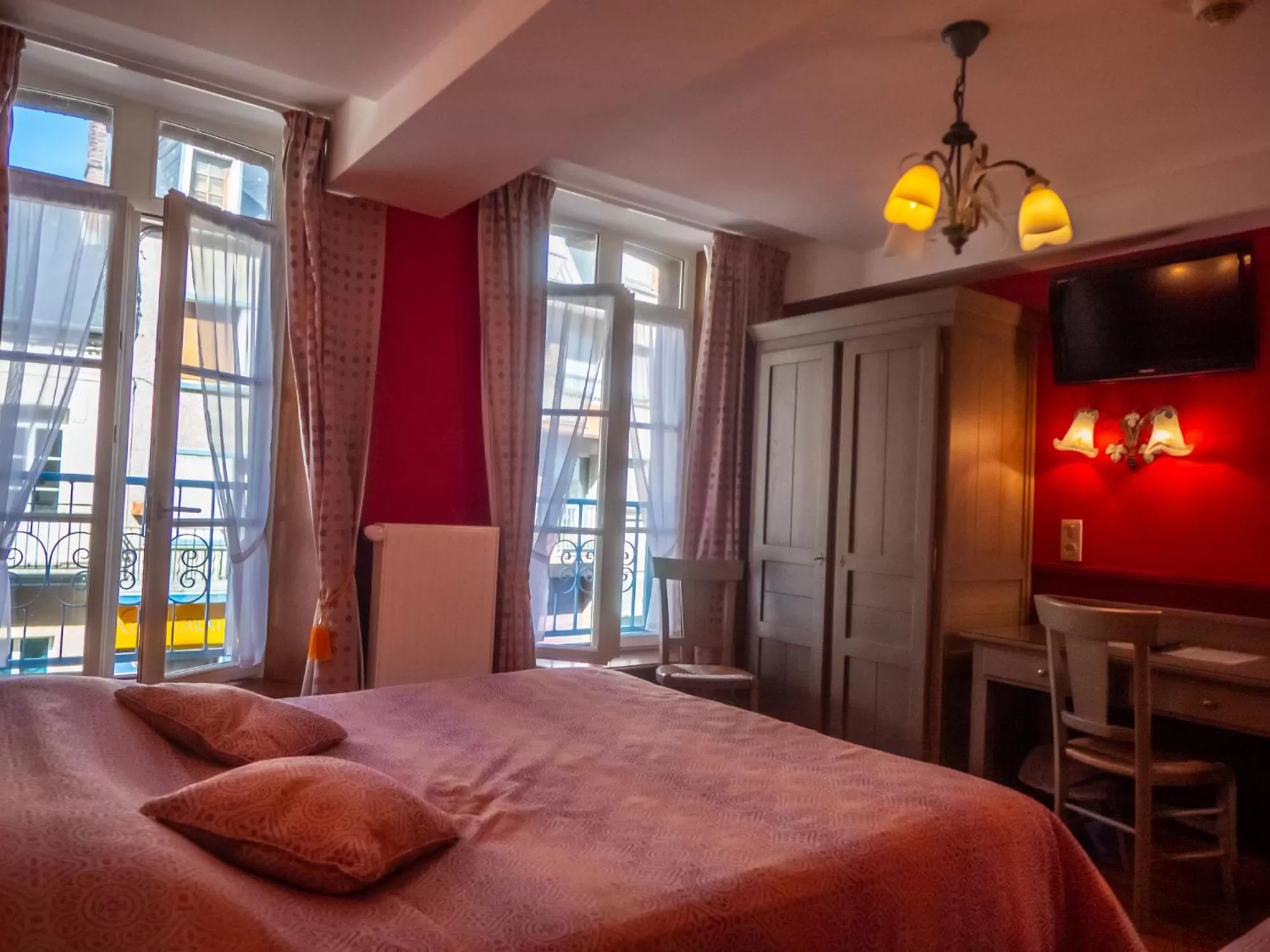 Bed in Hôtel De Calais