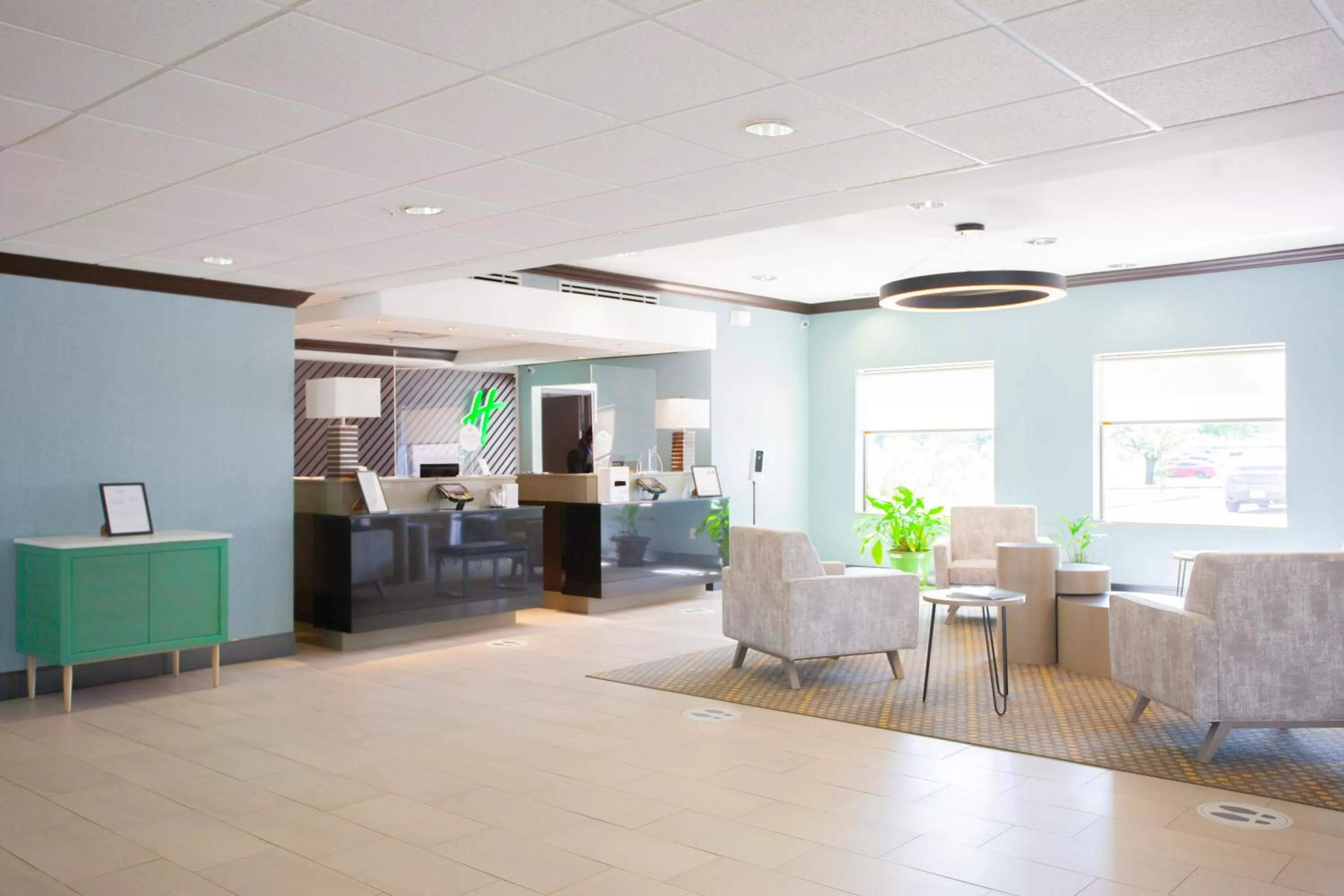 Lobby or reception in Holiday Inn & Suites Spring - The Woodlands