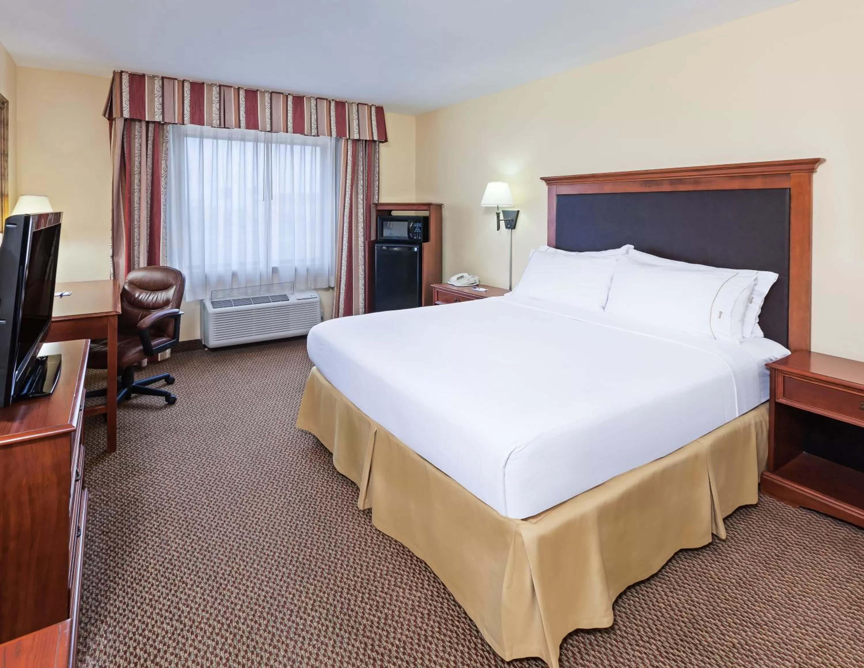 Photo of the whole room, Bed in Holiday Inn Express & Suites - Laredo-Event Center Area by IHG