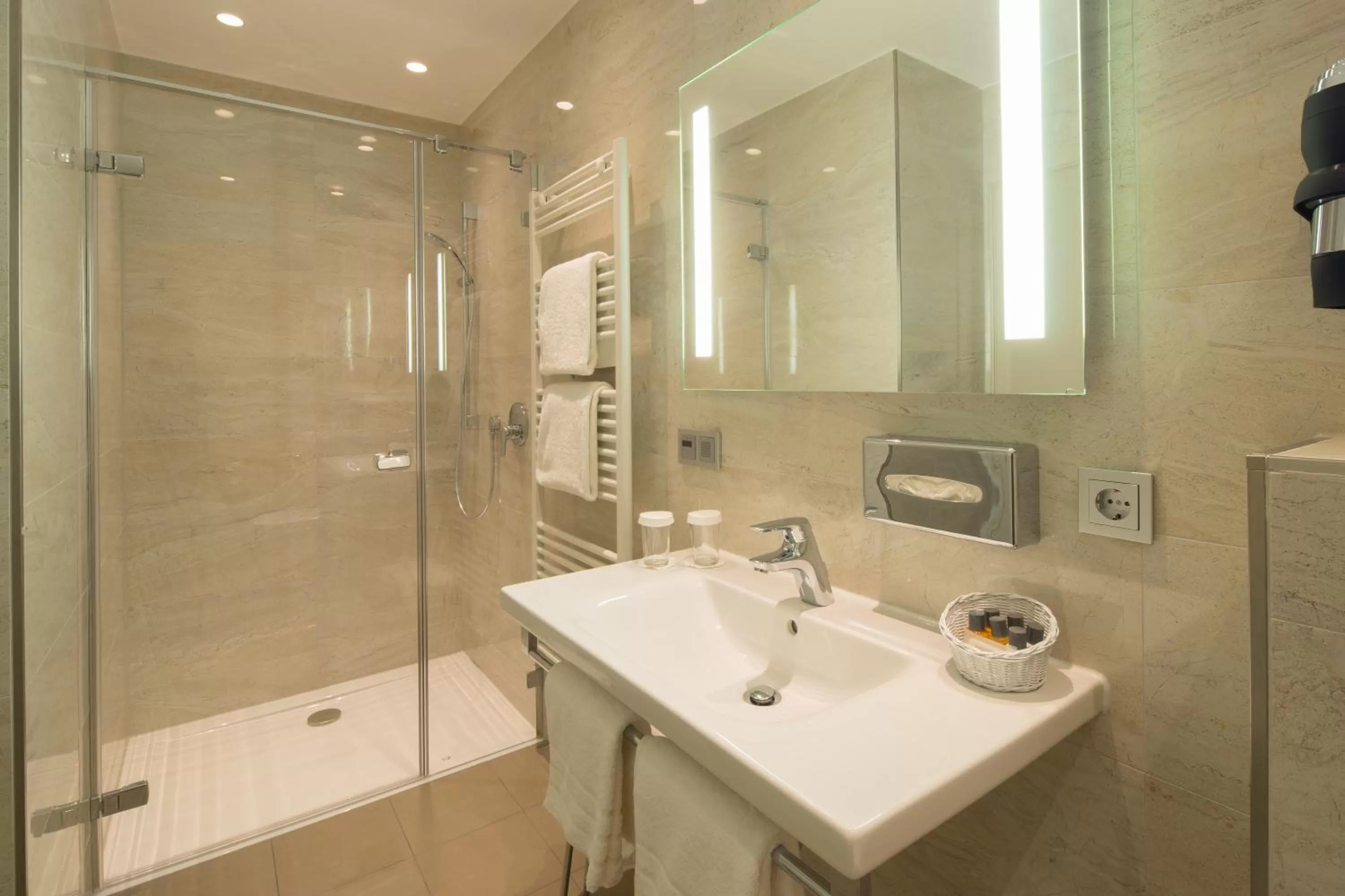 Bathroom in Parkhotel Güldene Berge