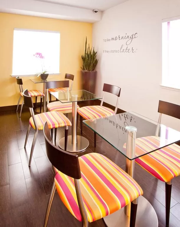 Lounge or bar in Menlo Park Inn