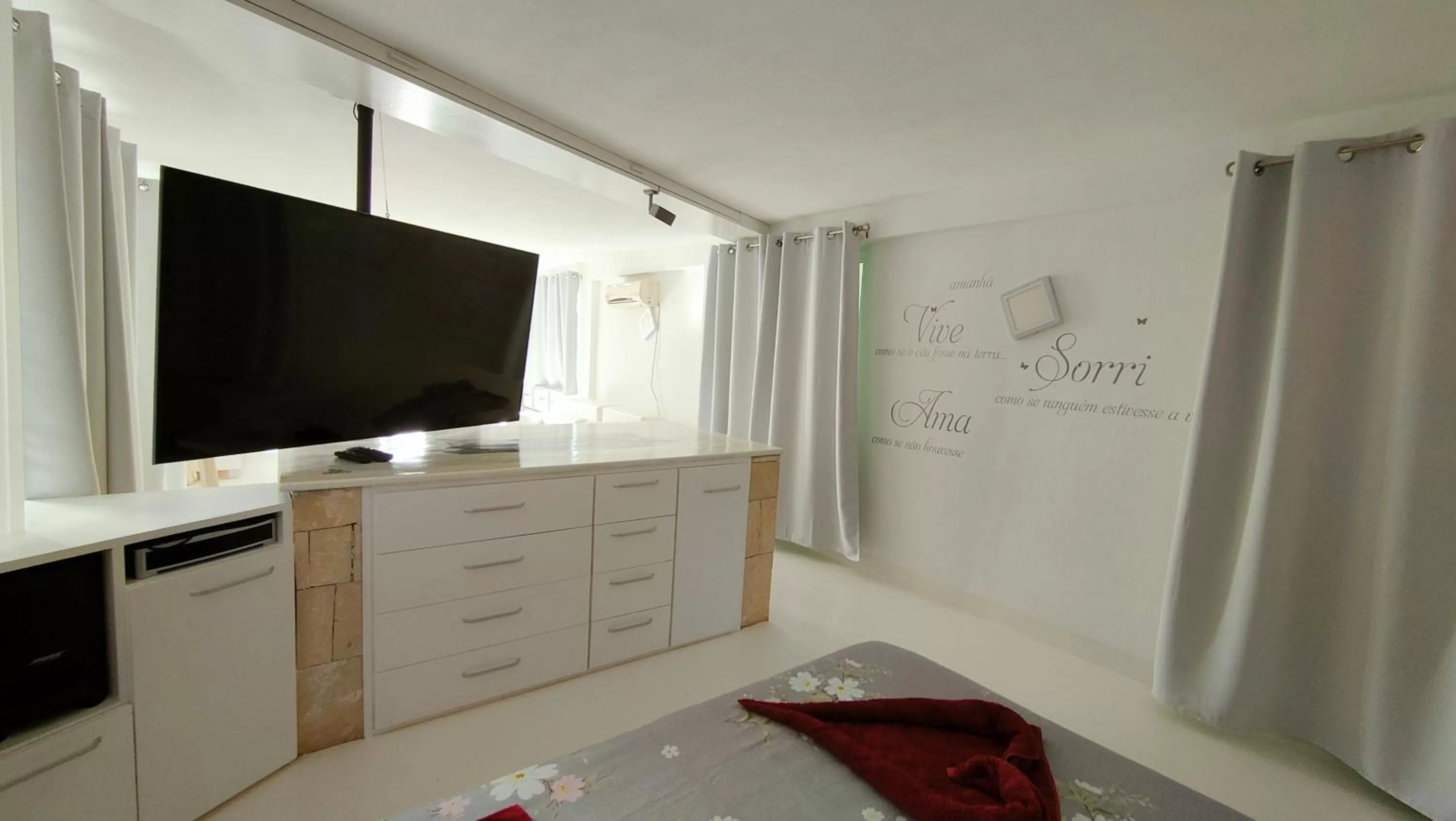 Bed, TV/Entertainment Center in Pensaò Big Game Maio