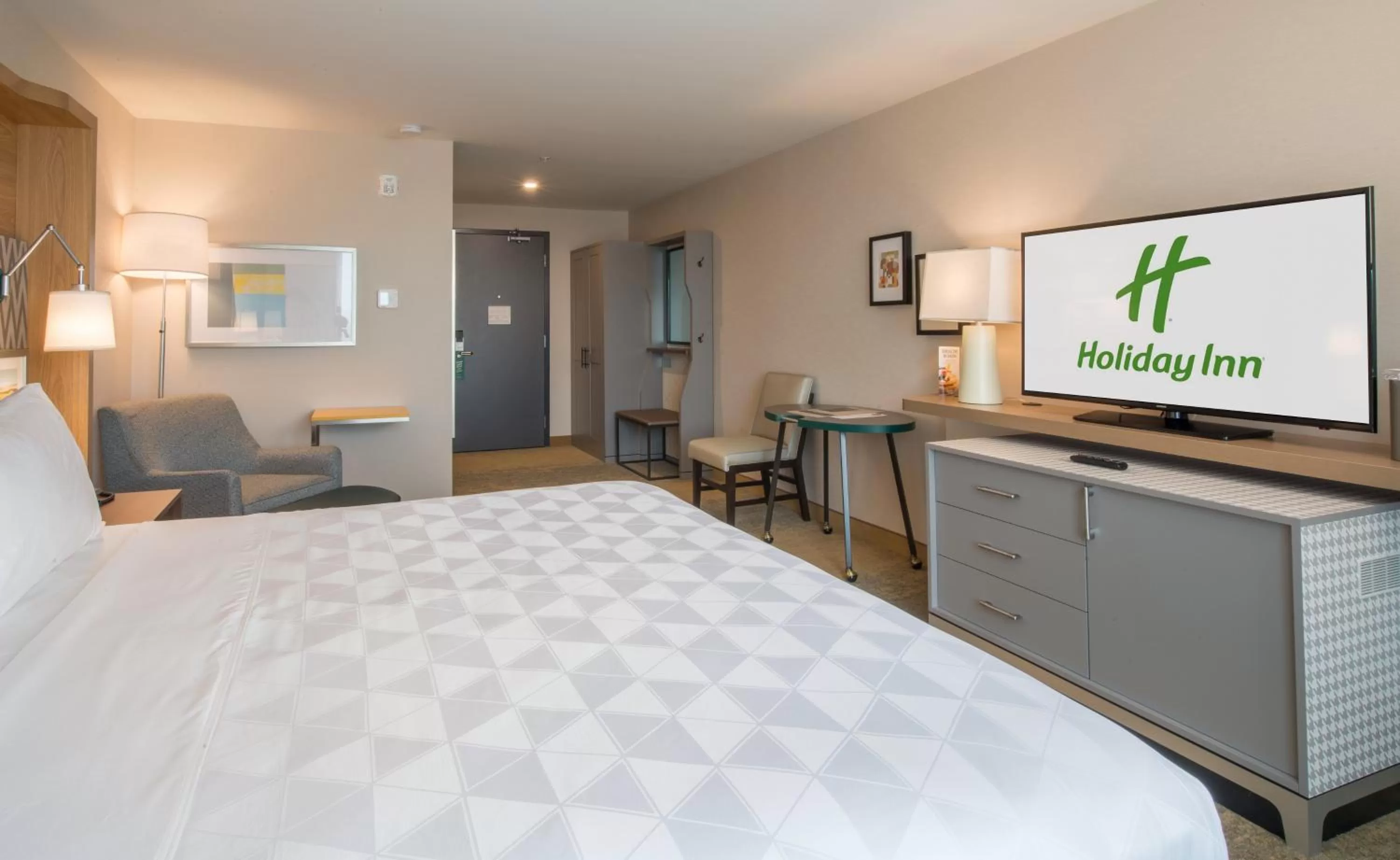 Photo of the whole room, Bed in Holiday Inn Edmonton South - Evario Events by IHG