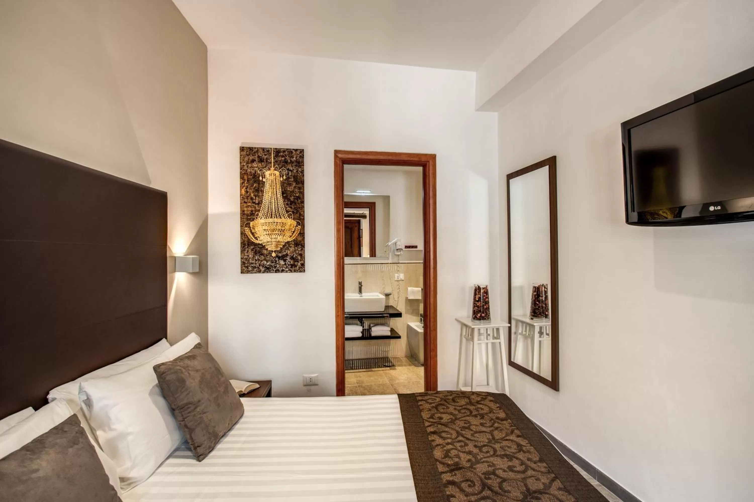 Photo of the whole room, Bed in Rome Garden Hotel