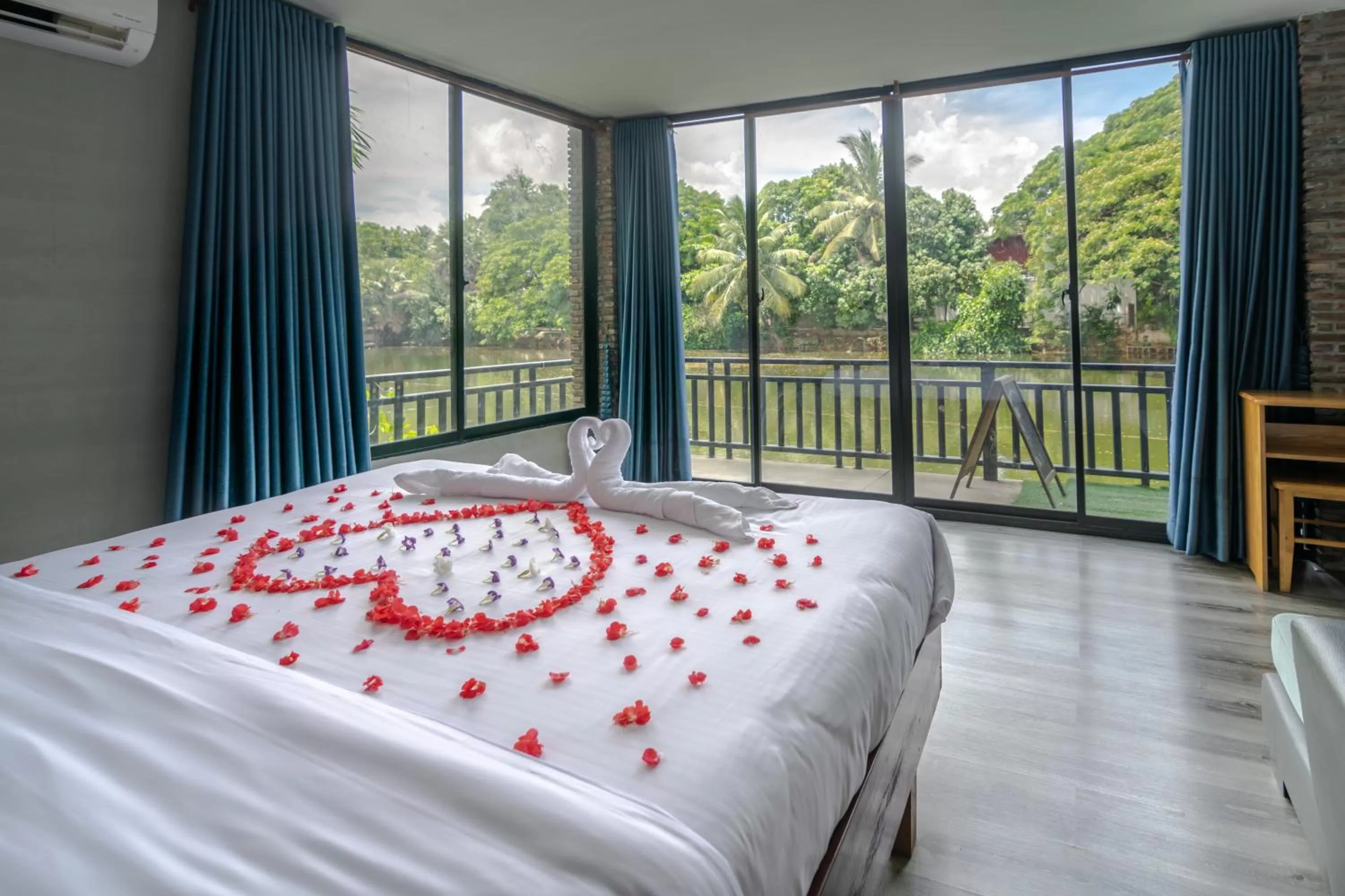 Bed in Samathi Lake Resort