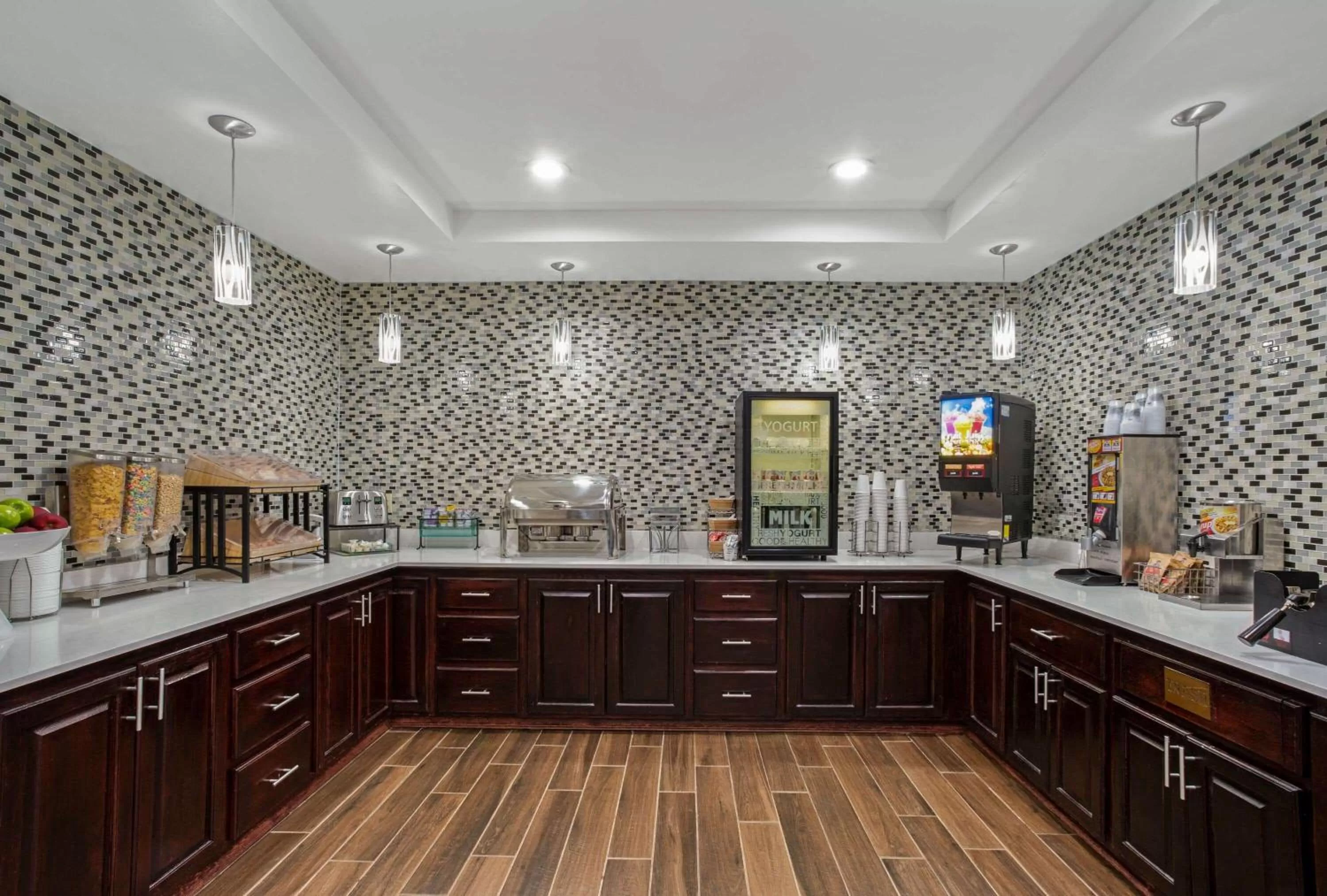 Restaurant/places to eat in La Quinta by Wyndham Norwich-Plainfield-Casino