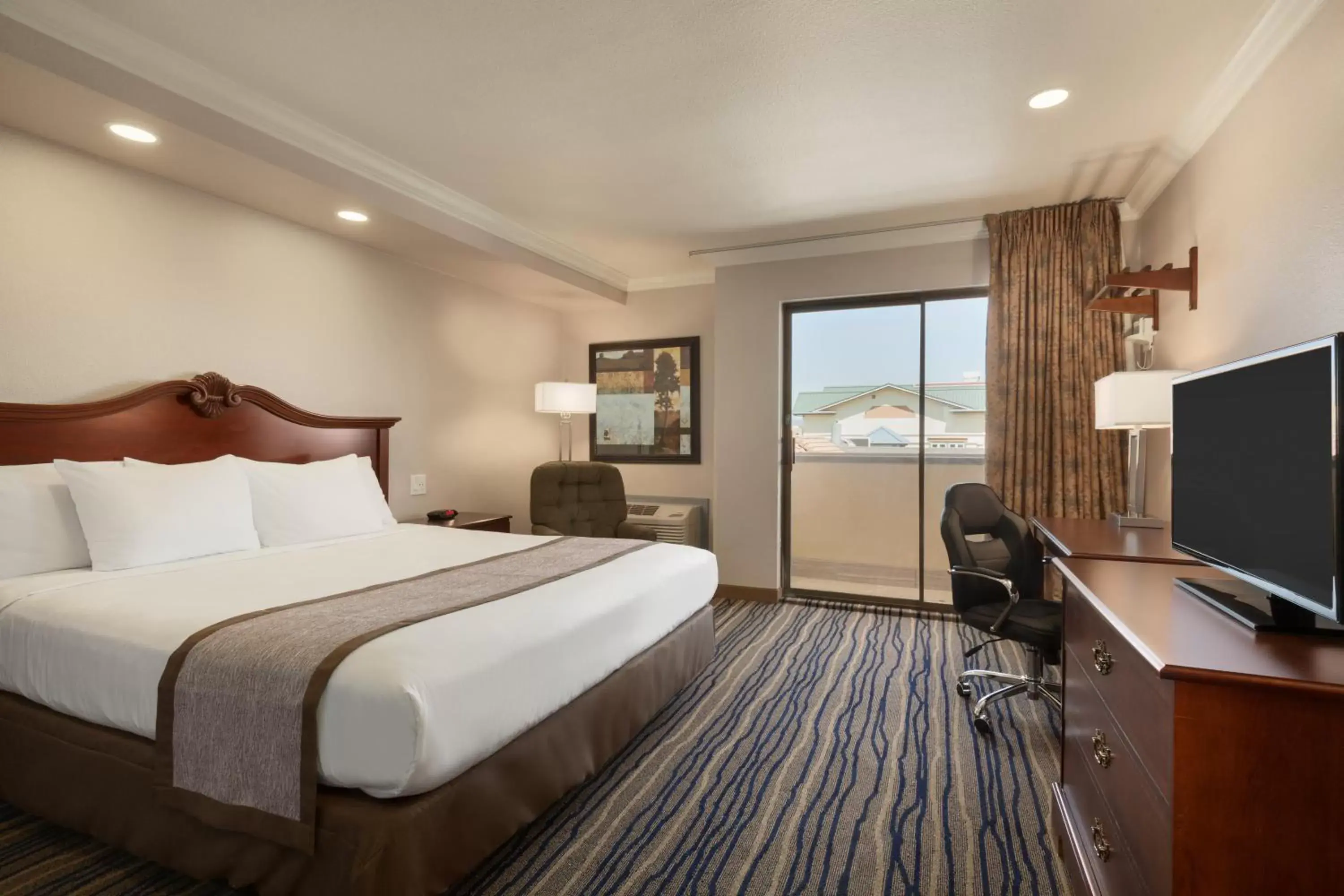 Queen Room - Non-Smoking in Days Inn by Wyndham Eureka CA Queen Room - Non-Smoking in Days Inn by Wyndham Eureka CA