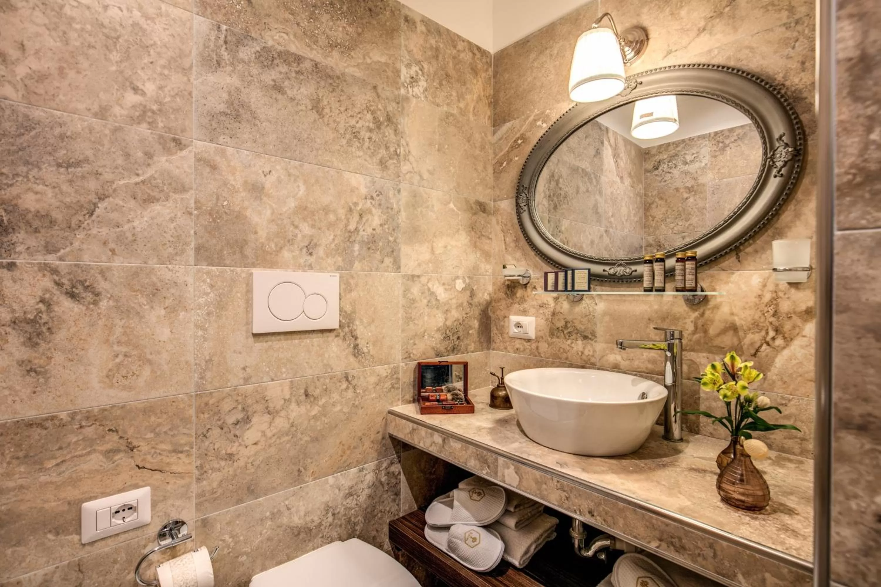 Toilet in Tree Charme Parliament Boutique Hotel