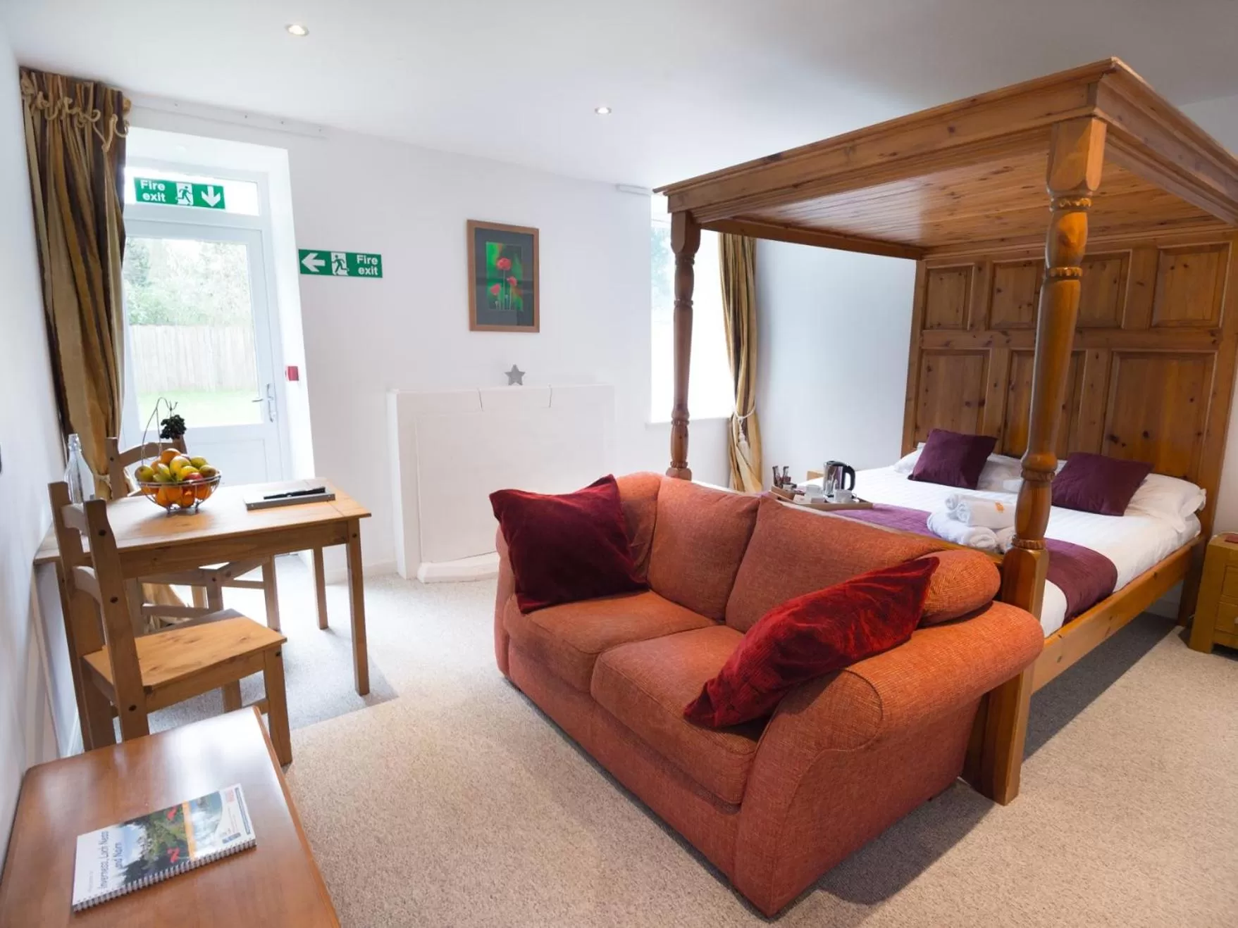 Bedroom, Bed in Drumdevan Country House, Inverness