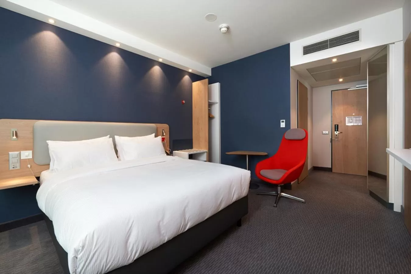 Photo of the whole room, Bed in Holiday Inn Express & Suites - Basel - Allschwil by IHG