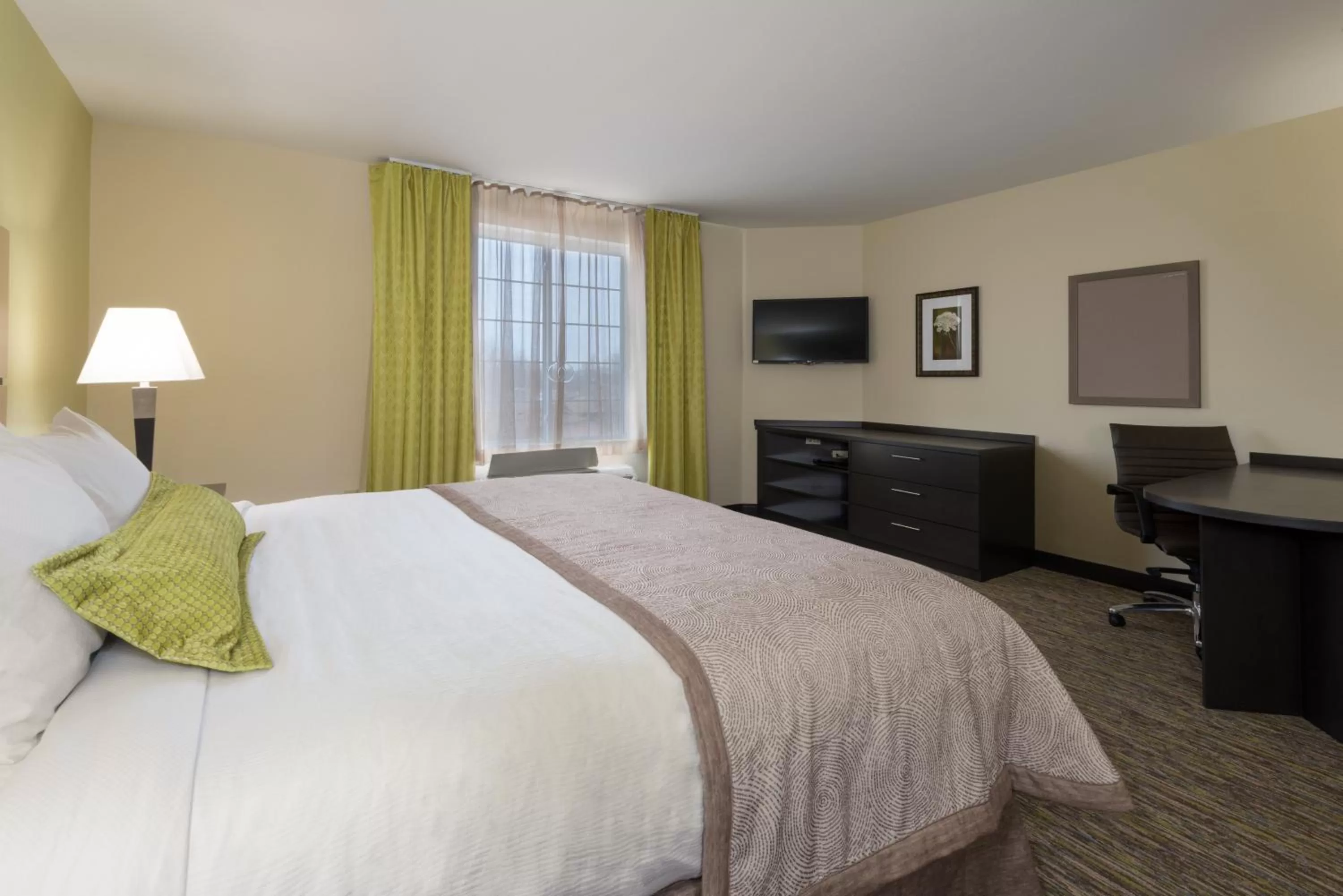 Photo of the whole room, Bed in Candlewood Suites Del City by IHG