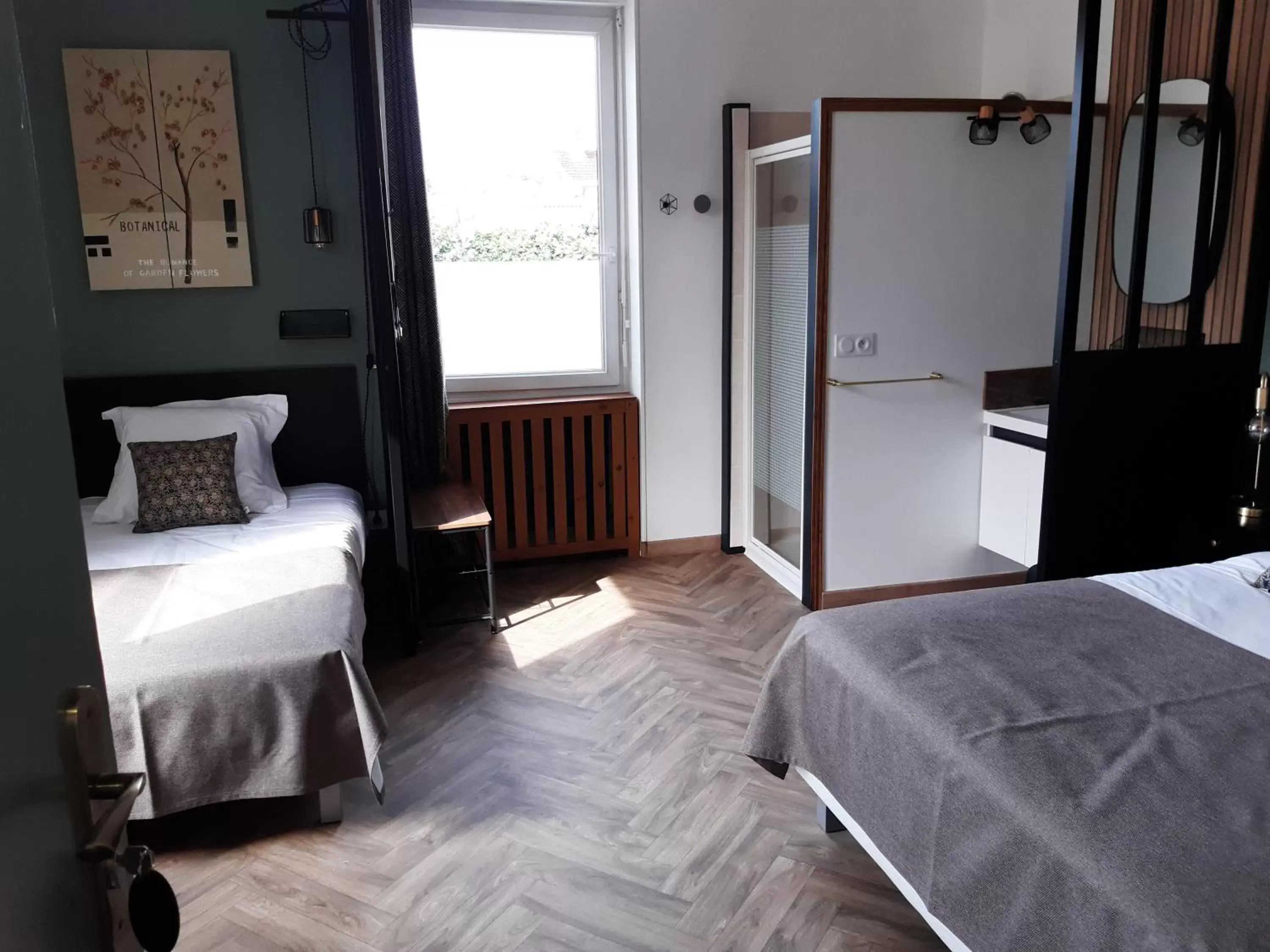 Triple Room with Shower in L'Aparté Triple Room with Shower in L'Aparté