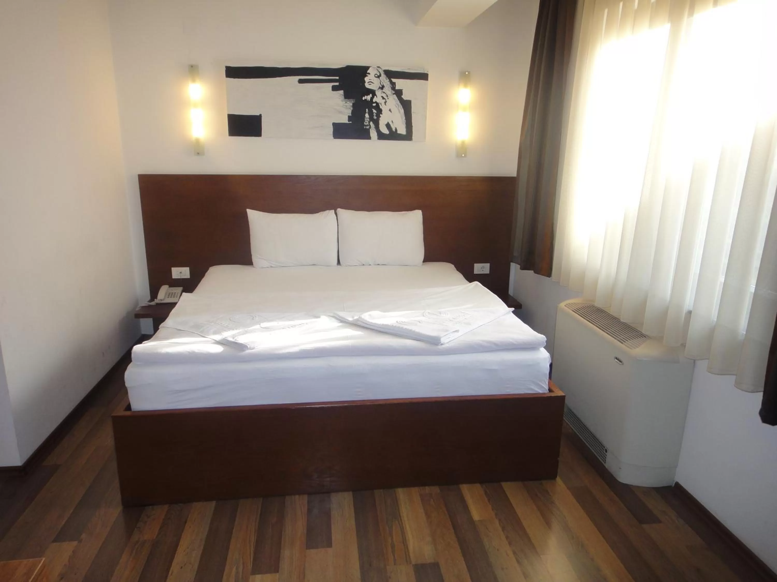 Shower, Bed in Hotel Centrum Prizren