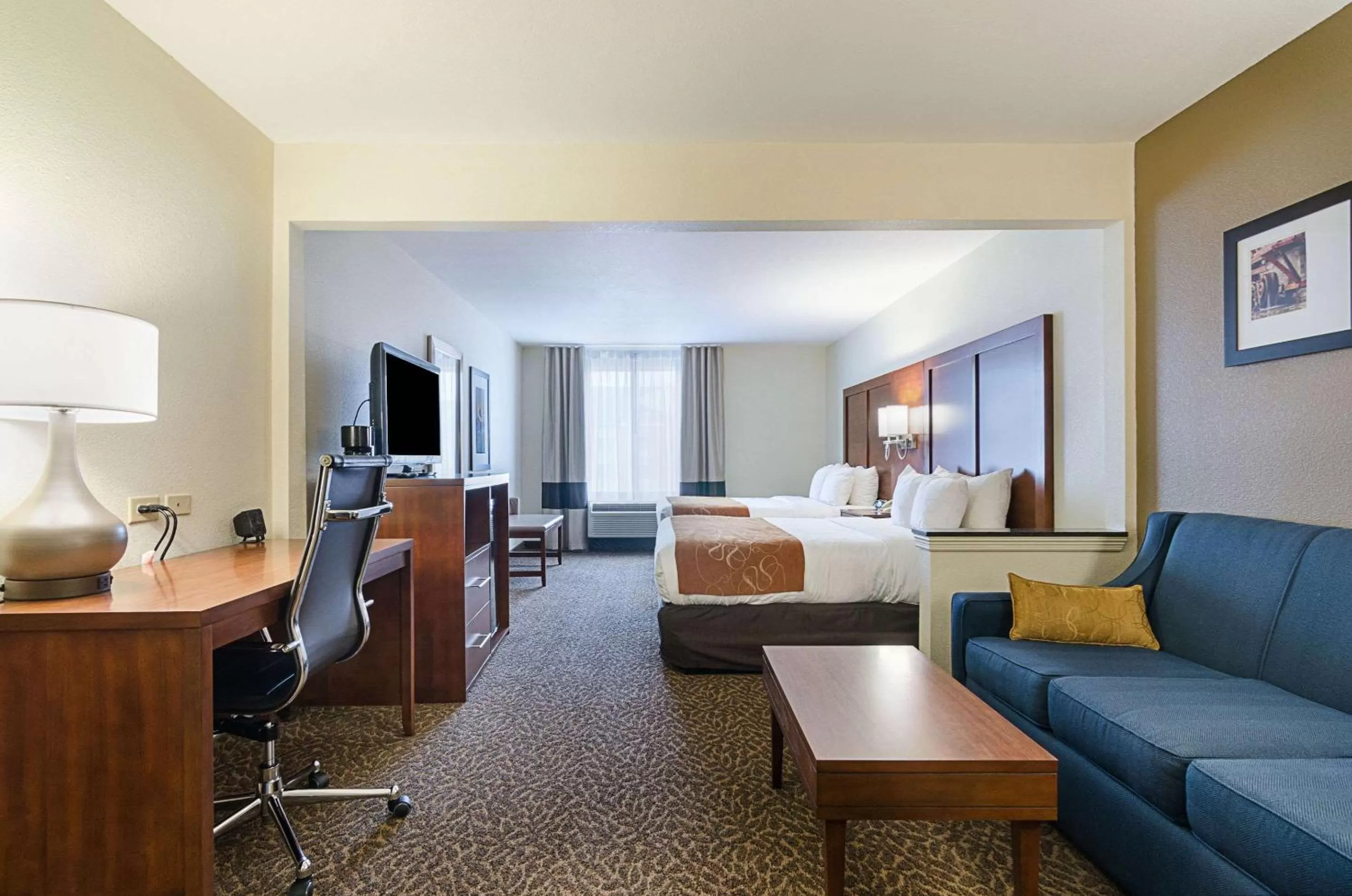 Photo of the whole room, Bed in Quality Suites Springdale West I-49