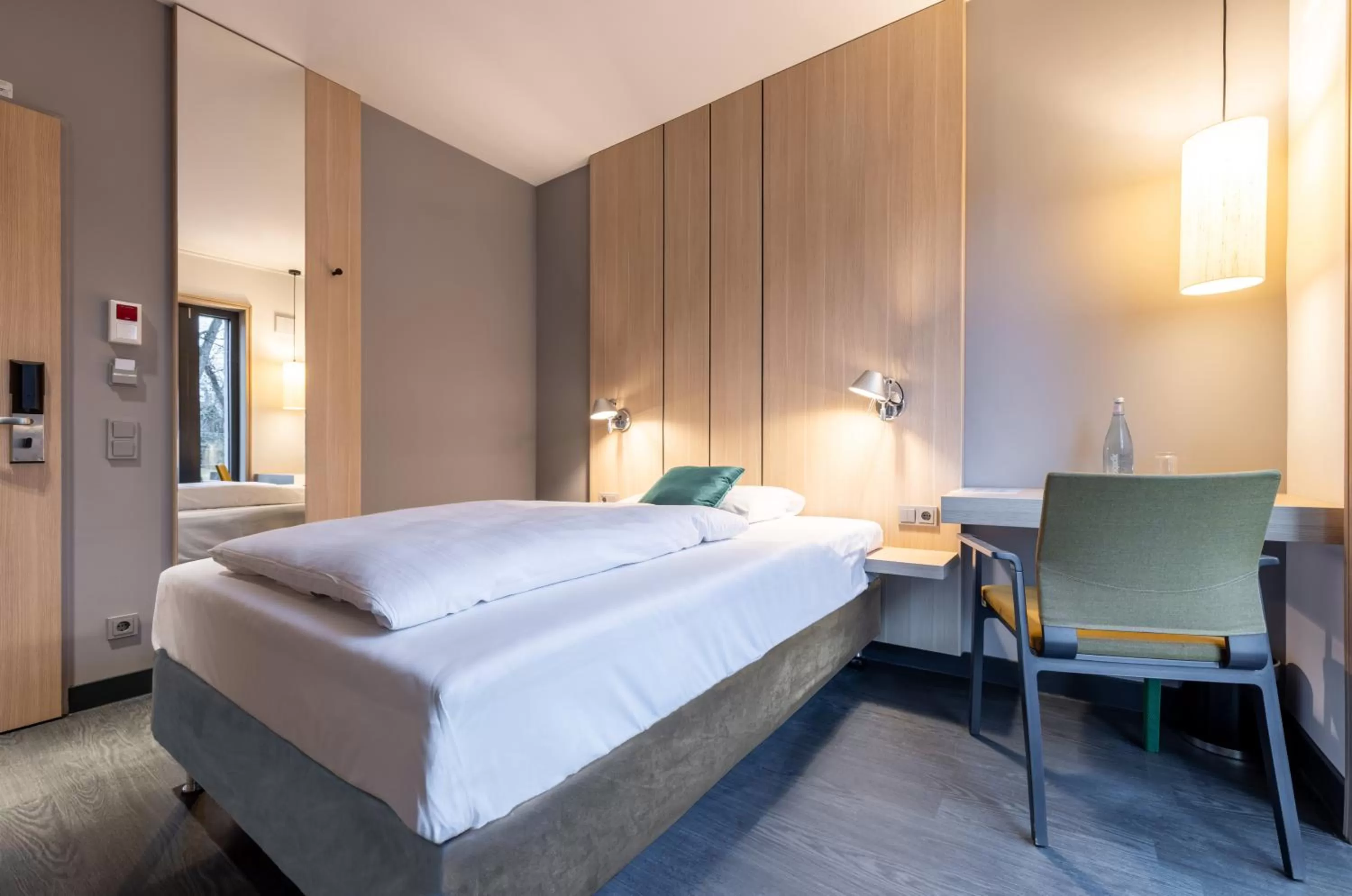 Photo of the whole room, Bed in Serways Hotel Hösel