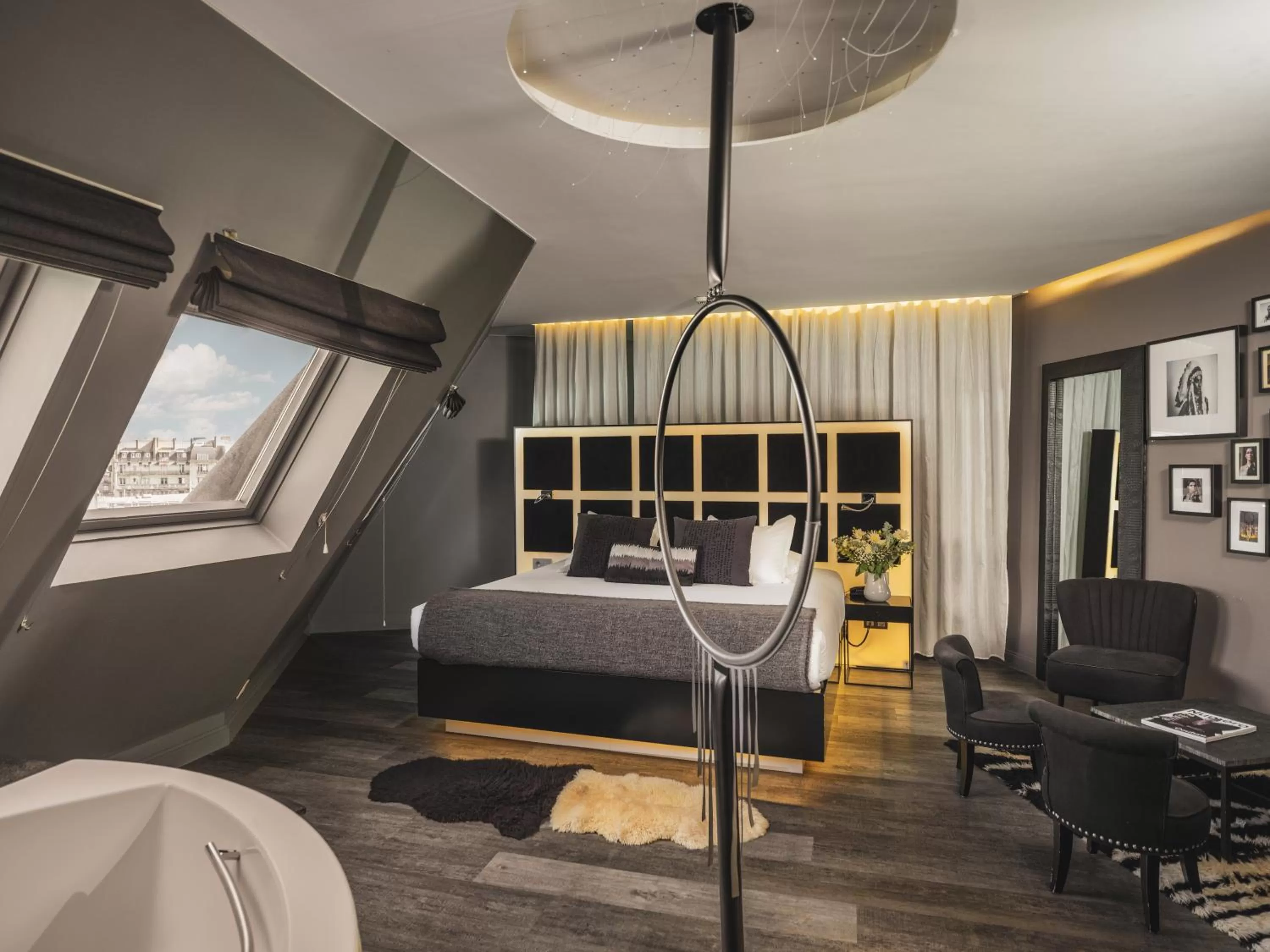 Photo of the whole room, Bed in Legend Hôtel Paris