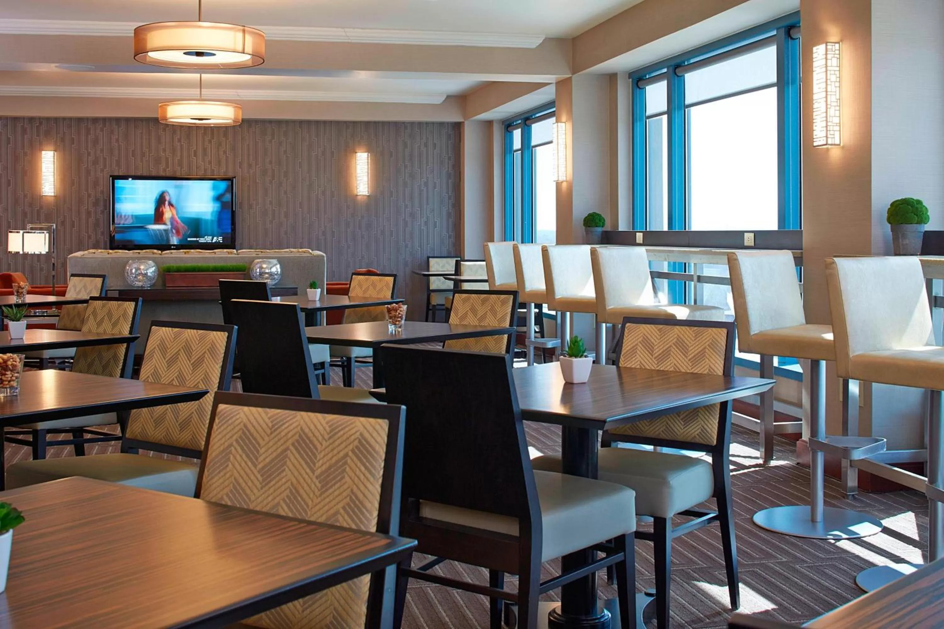 Lounge or bar in Milwaukee Marriott West