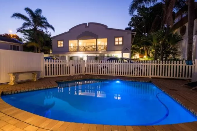 Swimming pool in Flamingo Rocks
